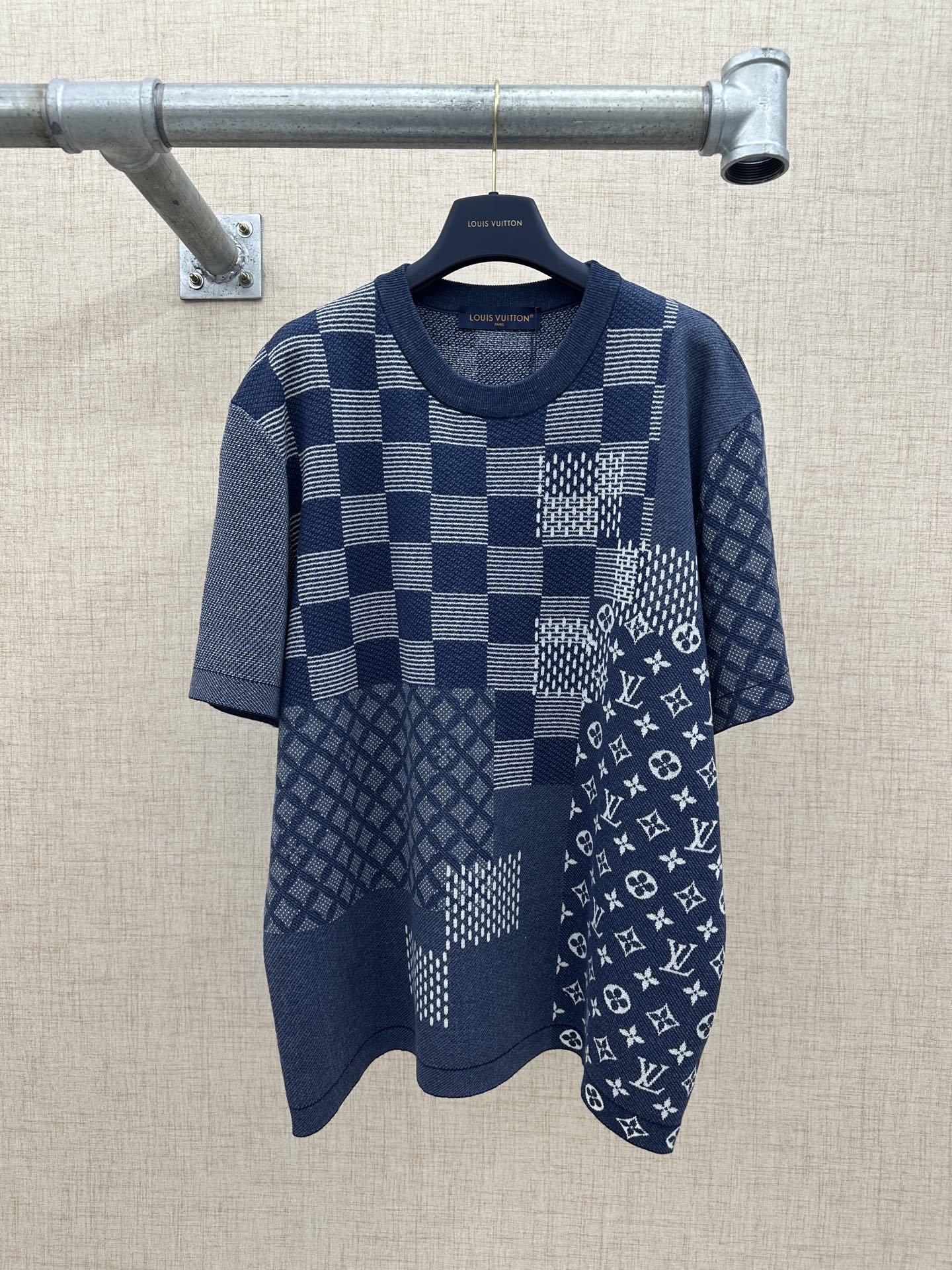 Camisa de punto de manga corta con cuello redondo LV/Louis Vuitton Serie de empalmes Archive, el empalme utiliza el col…