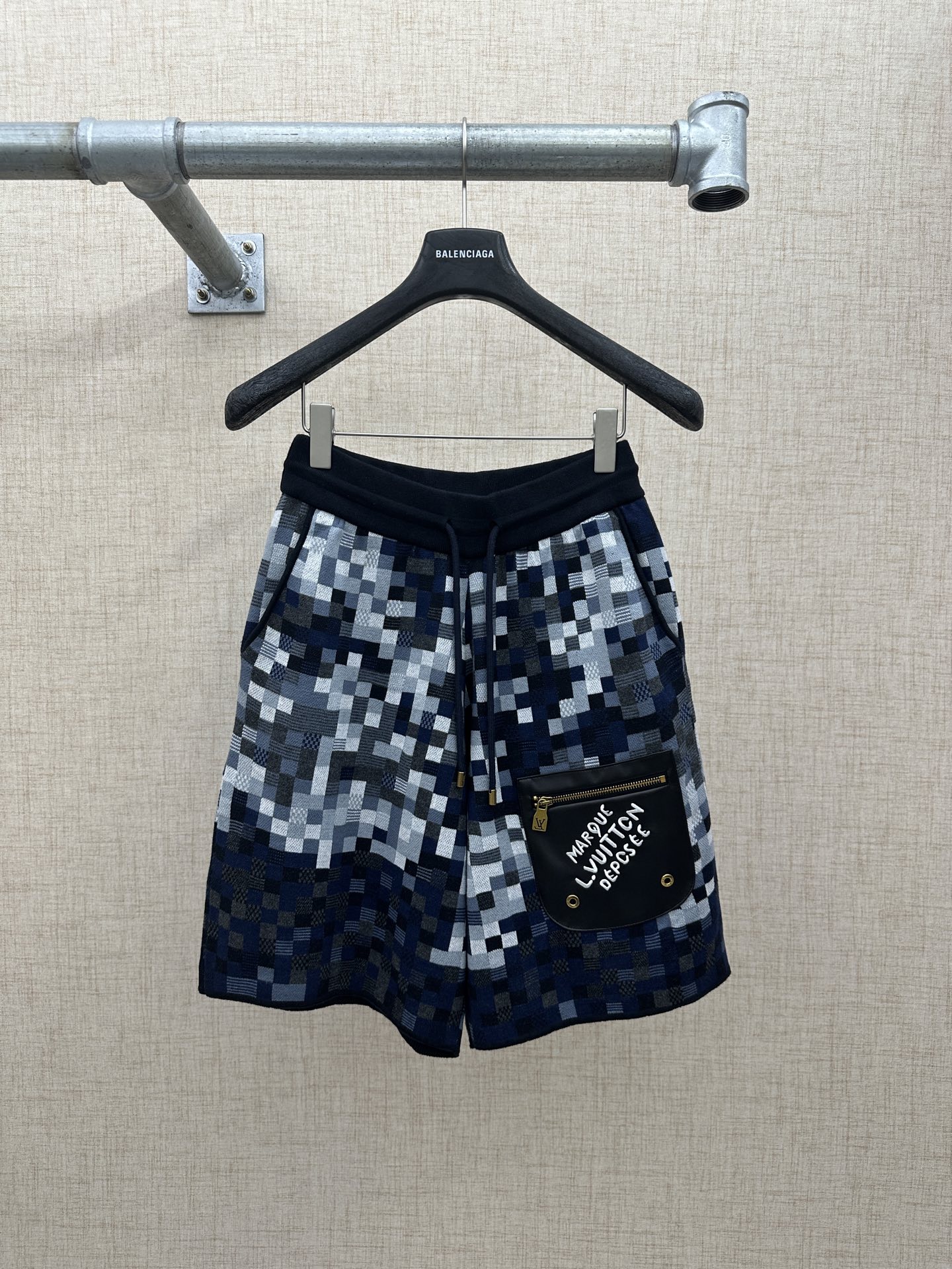 P255 LV/Louis Vuitton Pantalones cortos de punto con cuadros pixelados de la serie Damier Pixel, 2025ss, serie Pharrell…