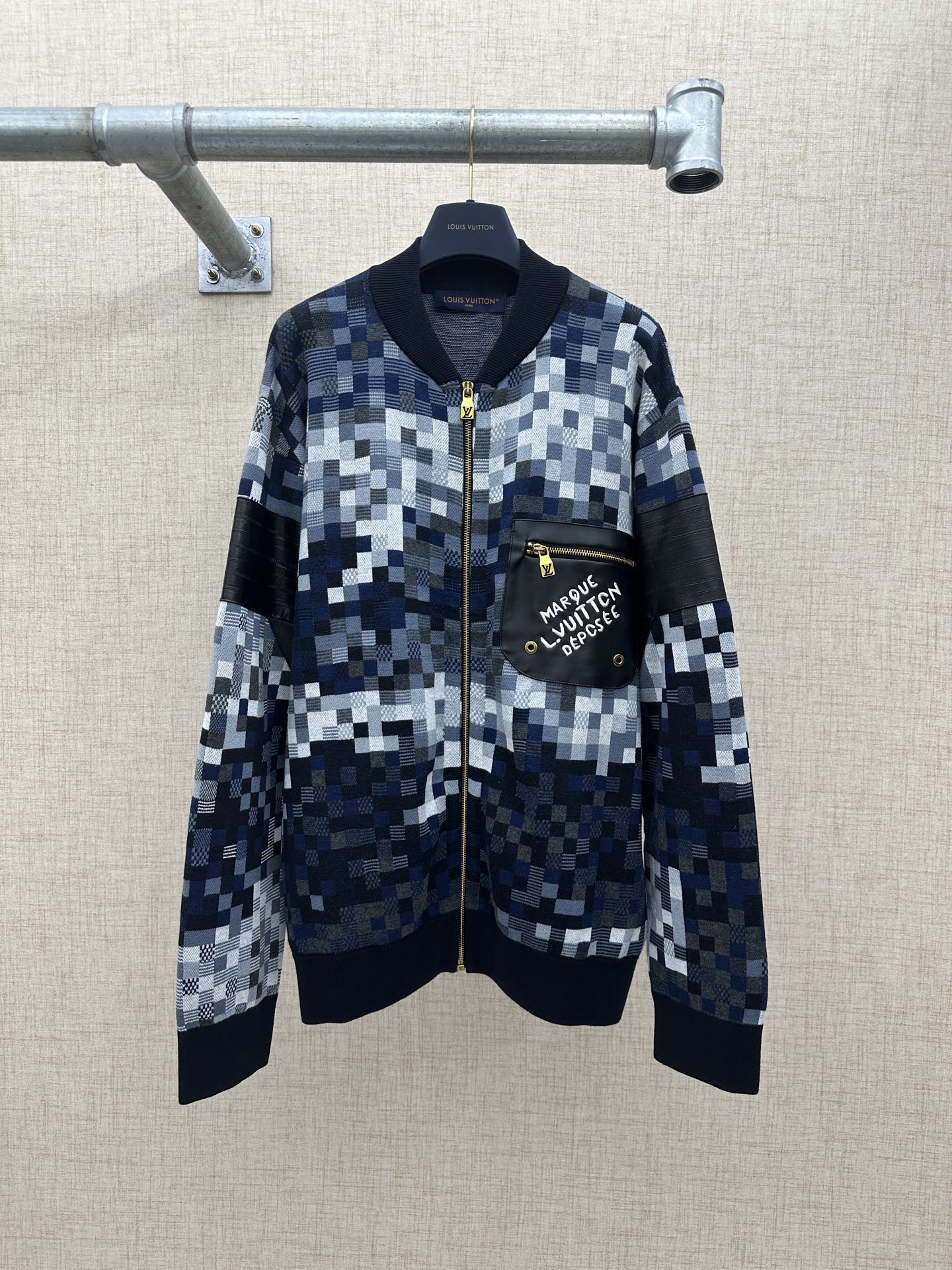P400 LV/Louis Vuitton Chaqueta de béisbol con cuadros pixelados, nueva de Pharrell 2025ss, serie Damier Pixel, diseñada…