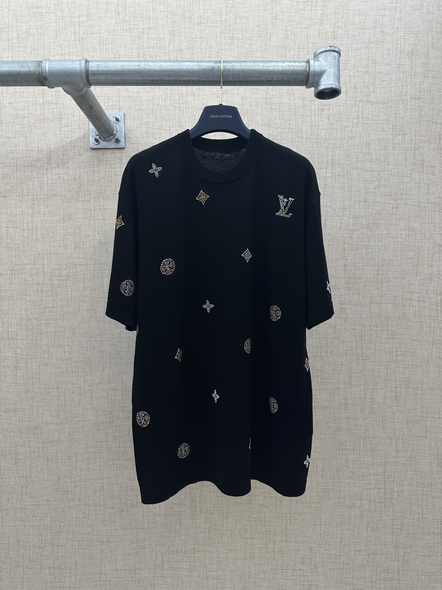 P235 LV/Louis Vuitton Camiseta de cuello redondo con detalles decorativos de 2026ss, nueva de primavera/verano de LV, c…