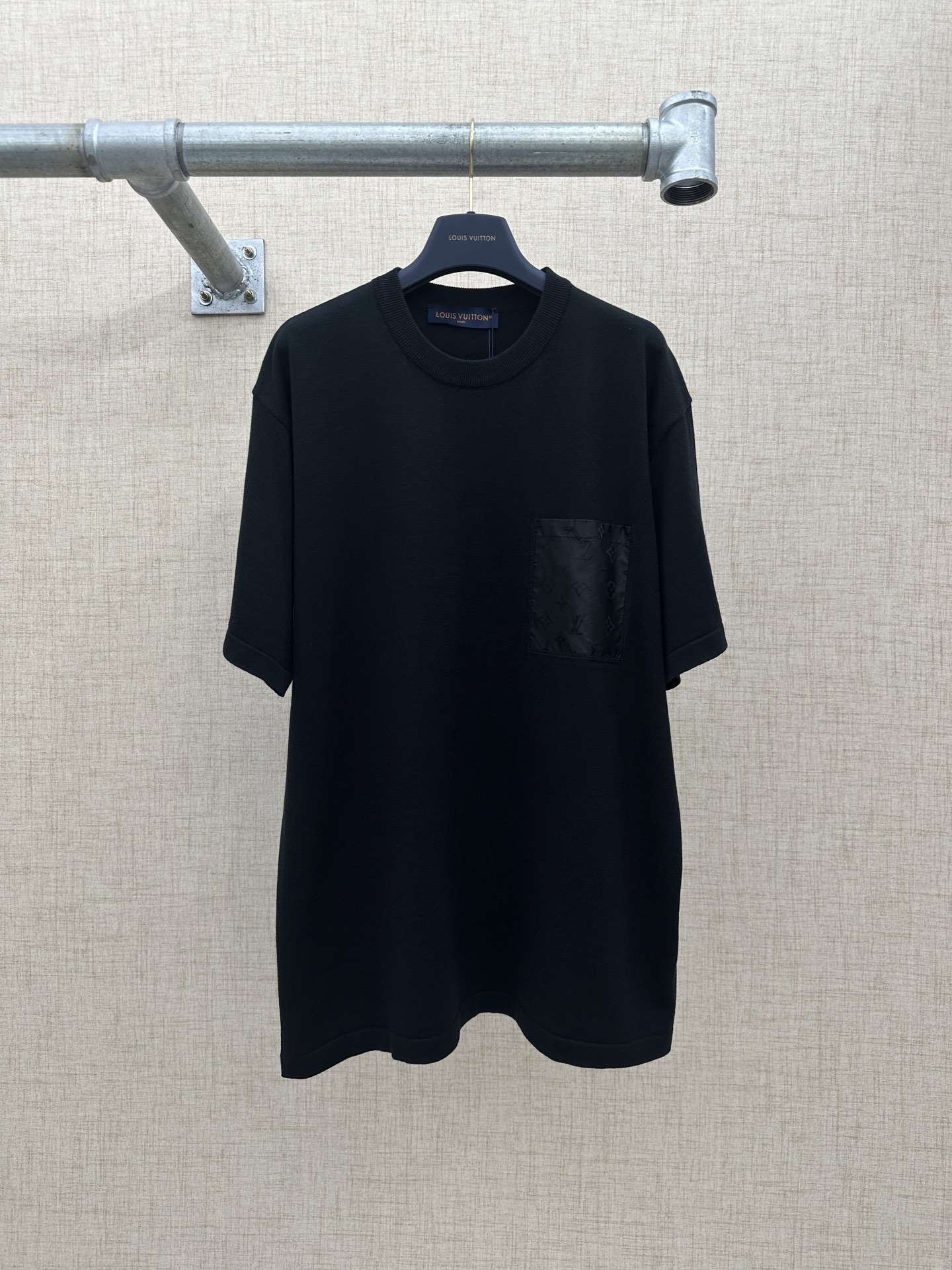 P165 LV/Louis Vuitton camiseta con detalles técnicos, camiseta con detalles funcionales de nailon Monogram, corte están…