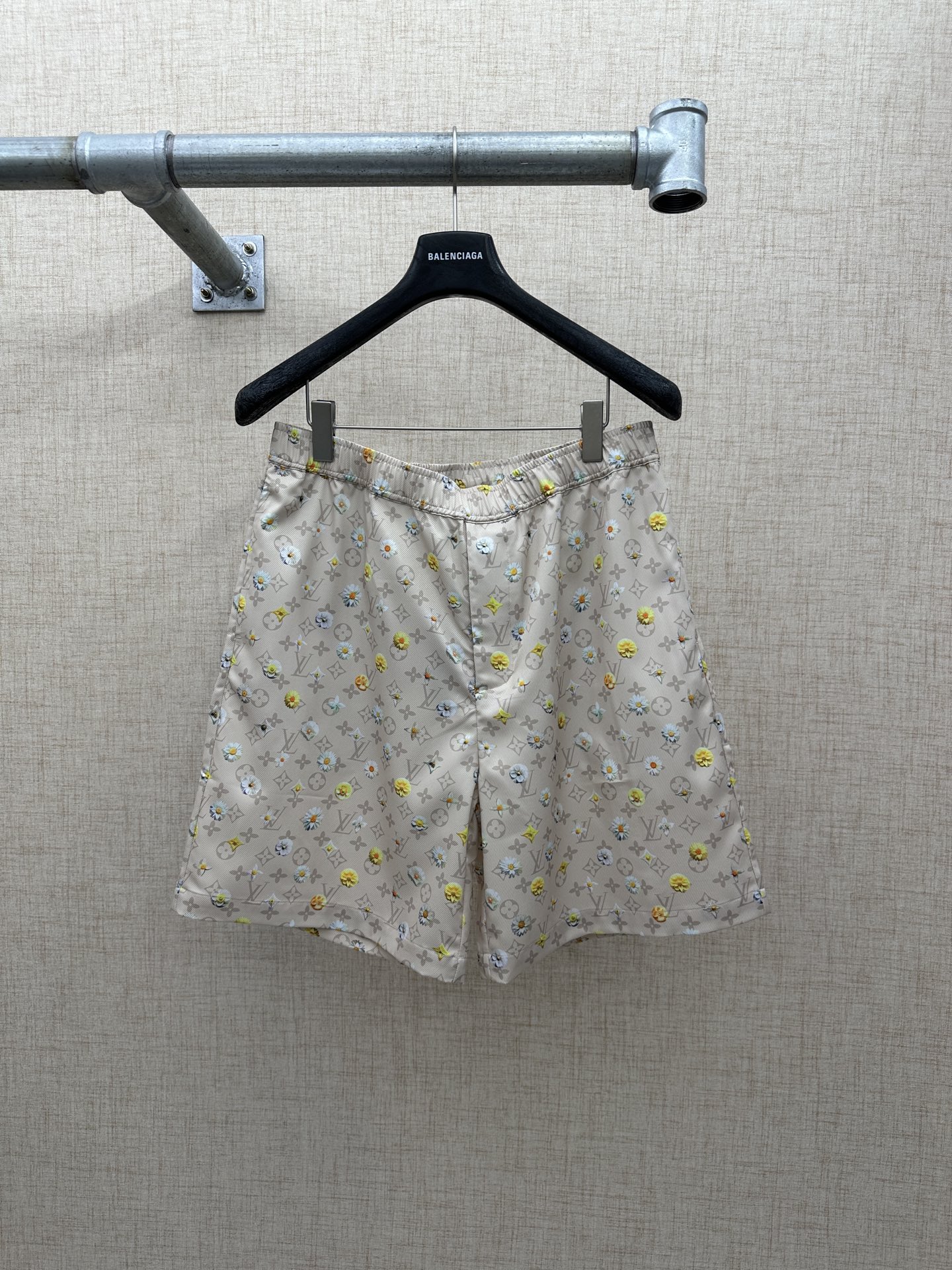 P170 LV/Louis Vuitton pantalones cortos de seda de morera con estampado de margaritas Monogram, FW 2026, fondo Monogram…