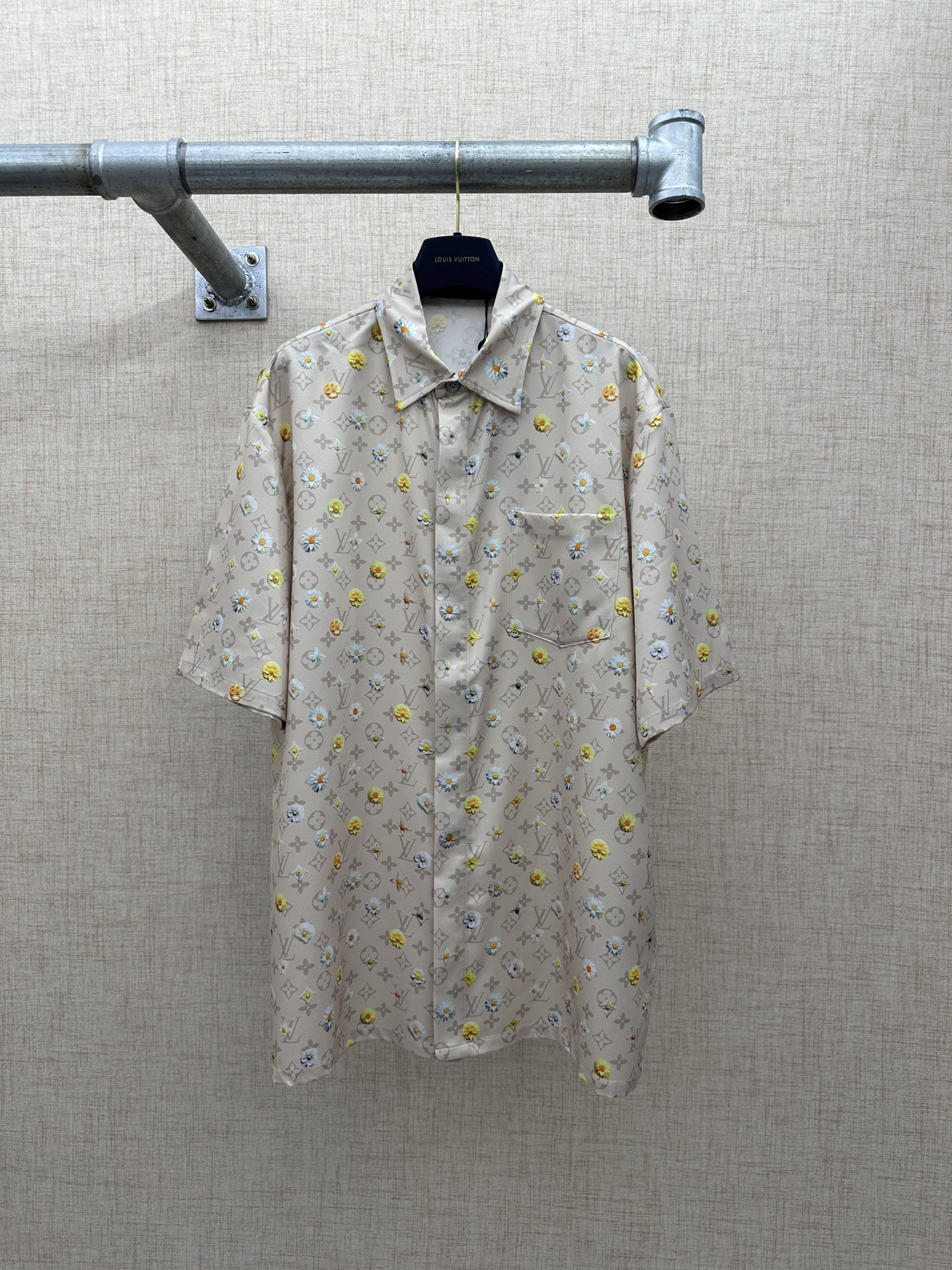 P175 LV/Louis Vuitton camisa de manga corta de seda de morera con estampado de margaritas Monogram, FW 2026, fondo Mono…