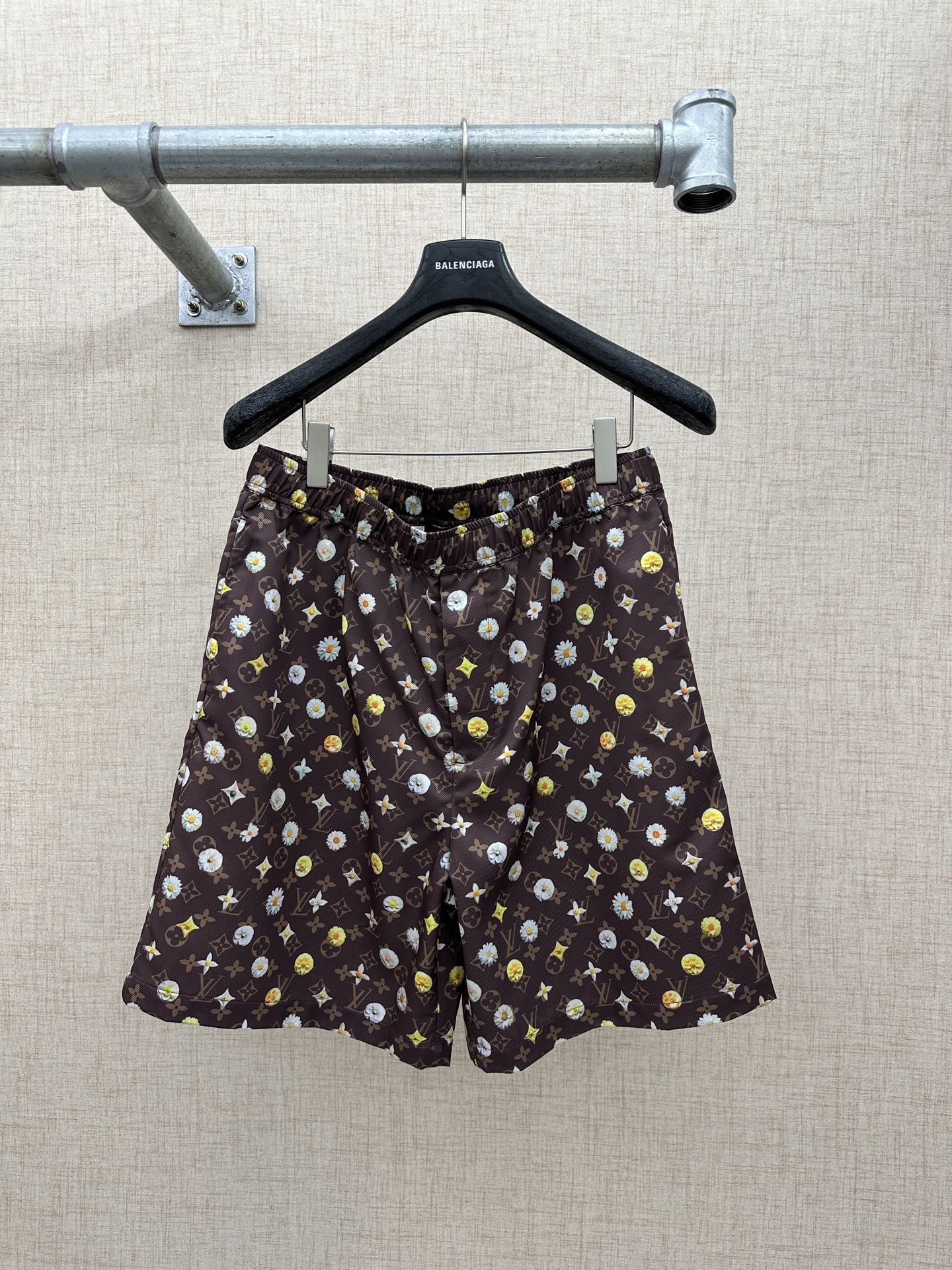 P170 LV/Louis Vuitton pantalones cortos de seda de morera con estampado de margaritas Monogram en marrón oscuro, FW 202…