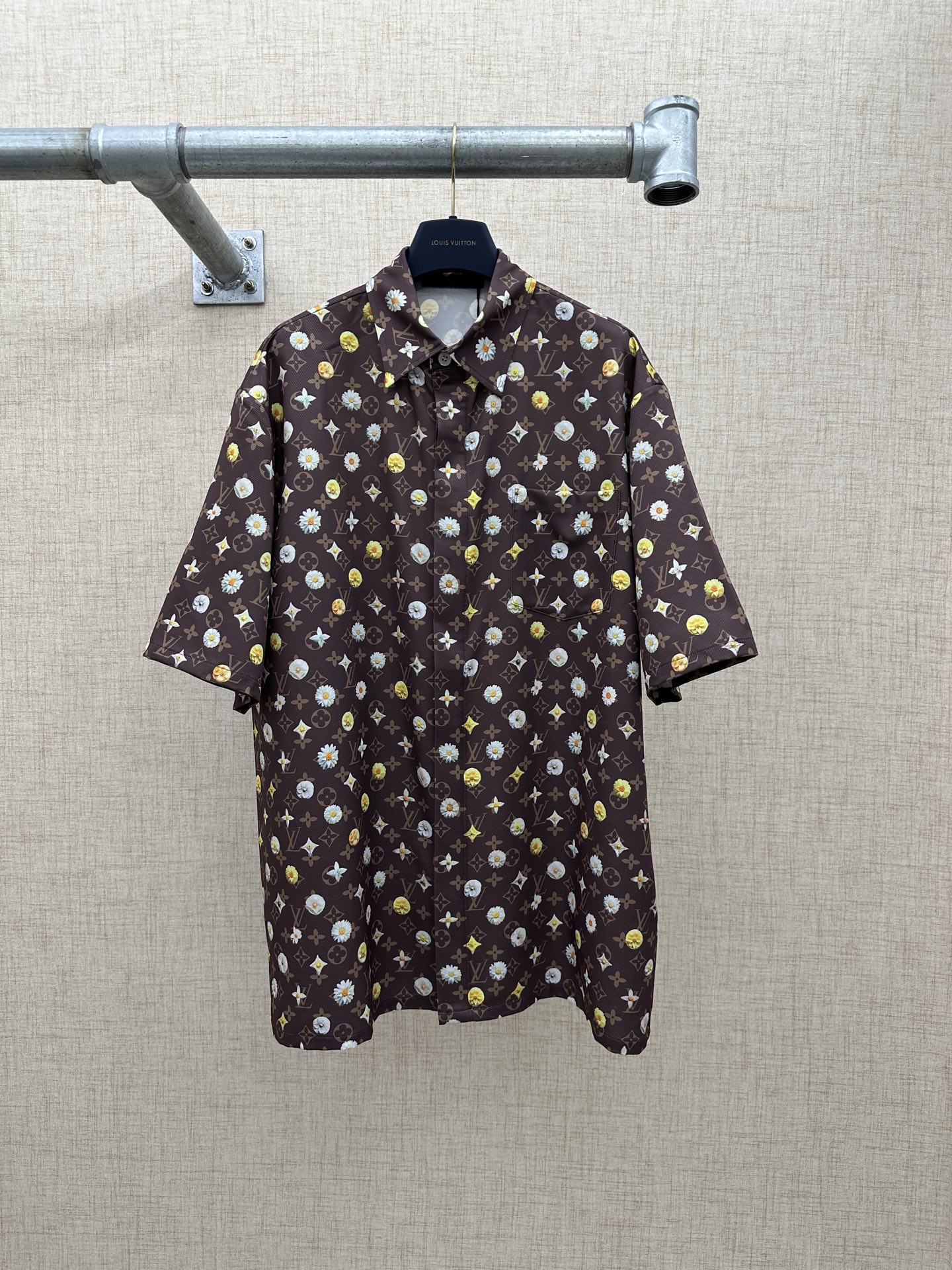 P175 LV/Louis Vuitton camisa de manga corta de seda de morera con estampado de margaritas Monogram en marrón oscuro, FW…