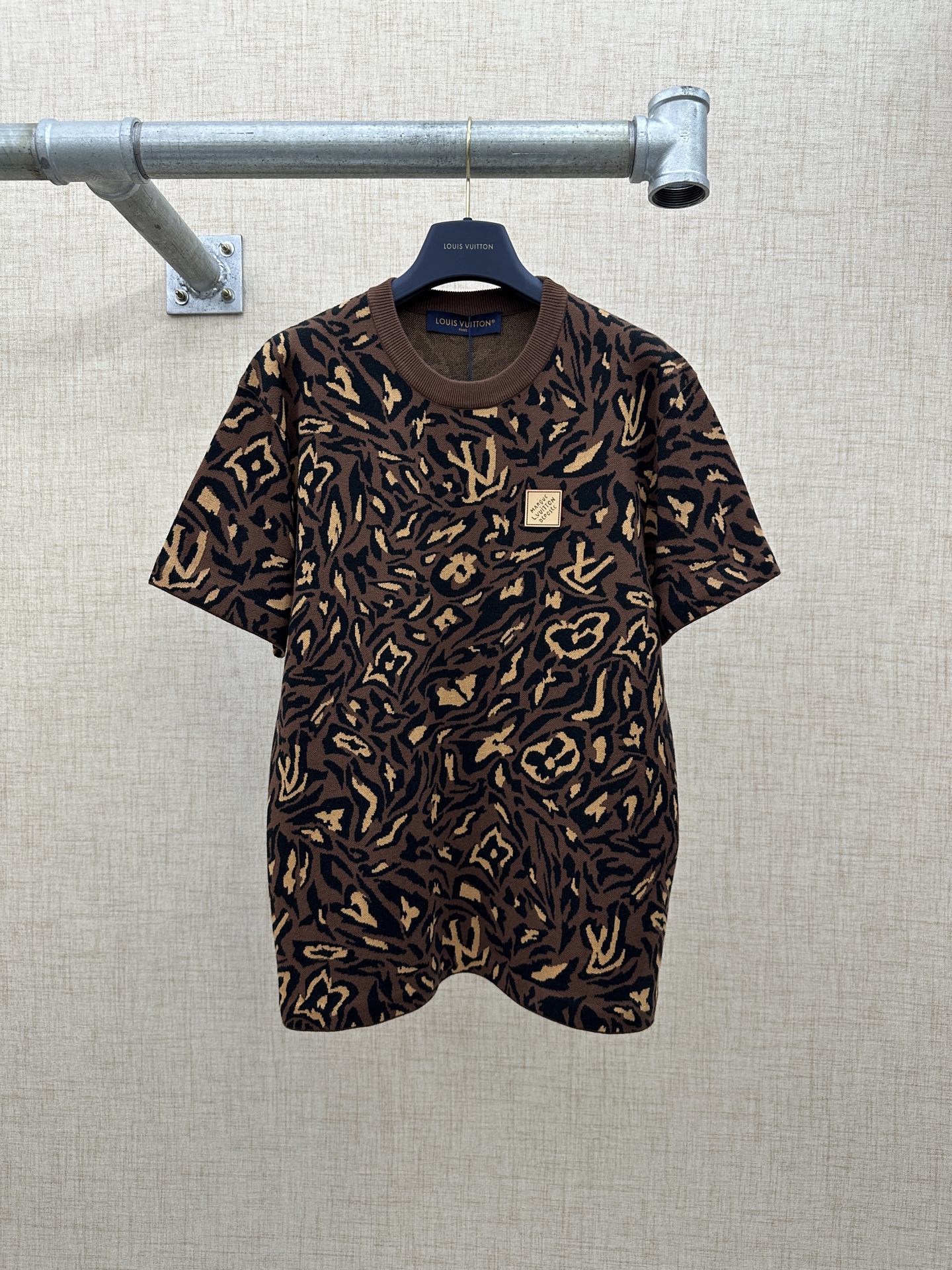 P175 LV/Louis Vuitton Camiseta de manga corta de punto jacquard 2026 FW Fusión de leopardo y Monogram: combinando el cl…
