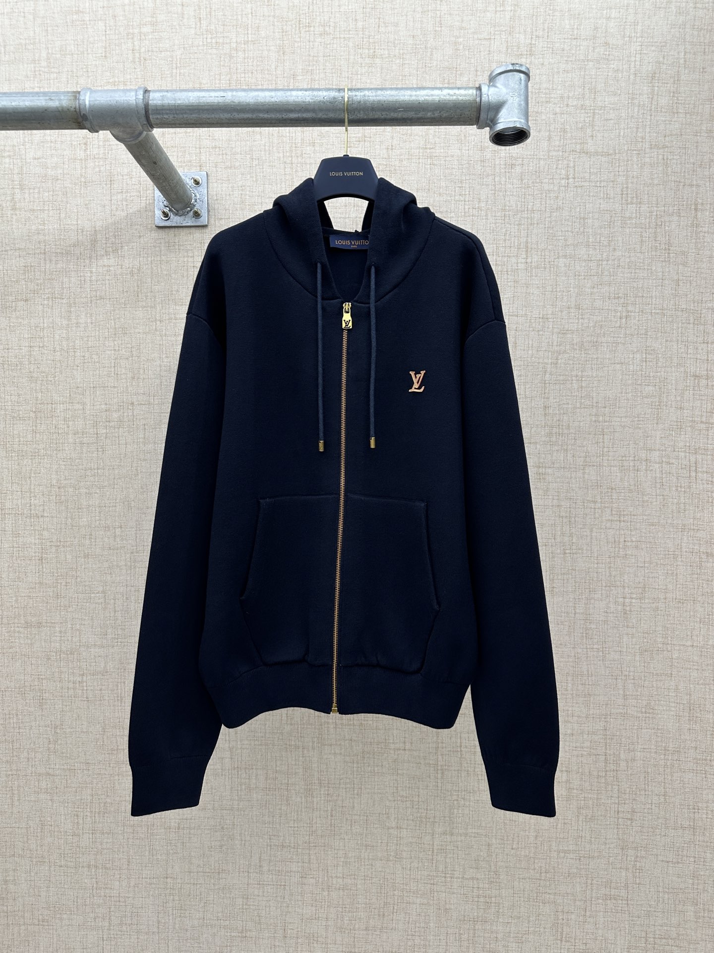 P325 LV/Louis Vuitton Sudadera con capucha y cremallera con logo 2026 FW Nuevo para la temporada: logo LV minimalista, …