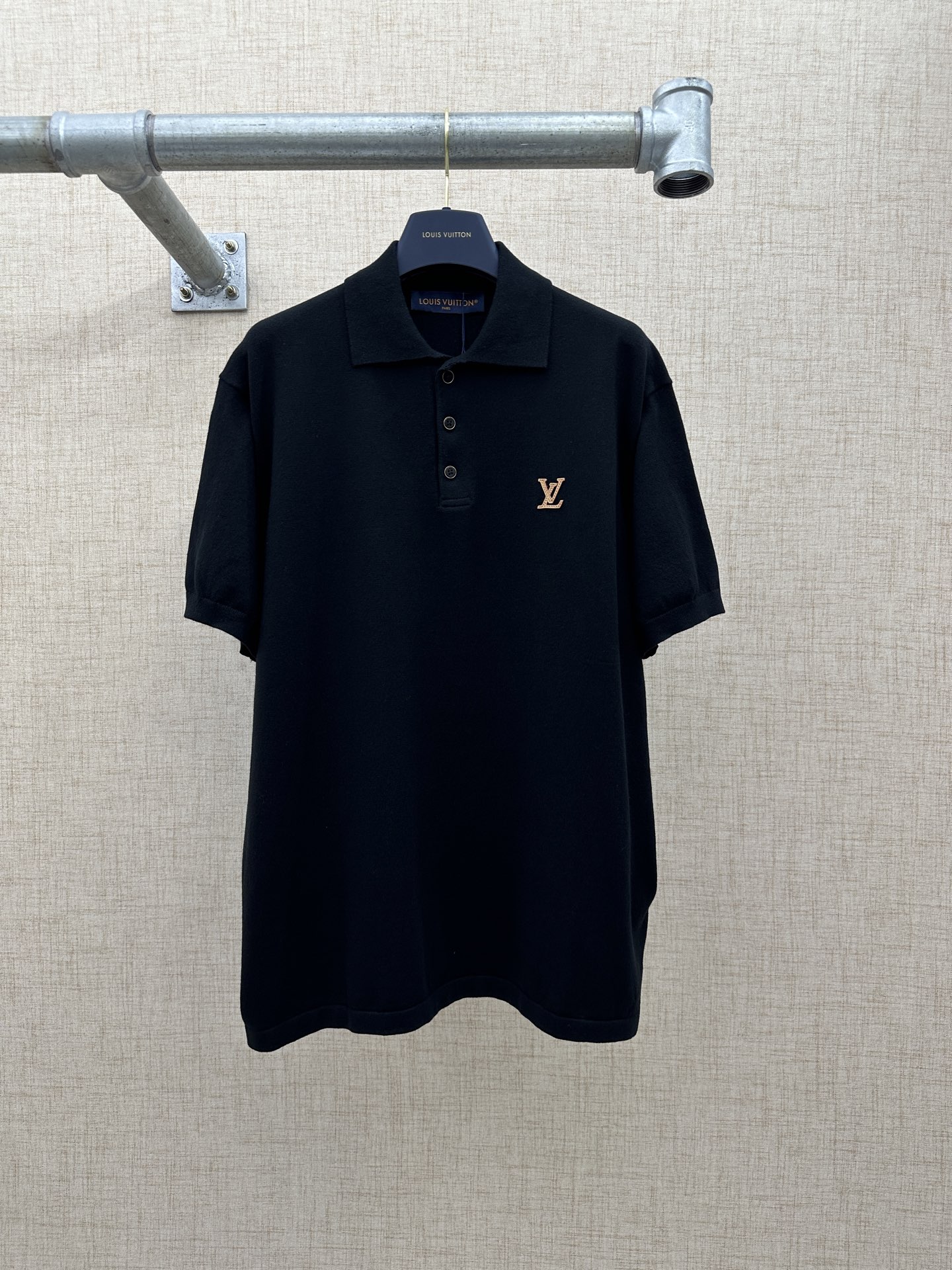 P215 LV/Louis Vuitton Polo de manga corta con logo 2026 FW Nuevo para la temporada: logo LV minimalista: en el pecho iz…