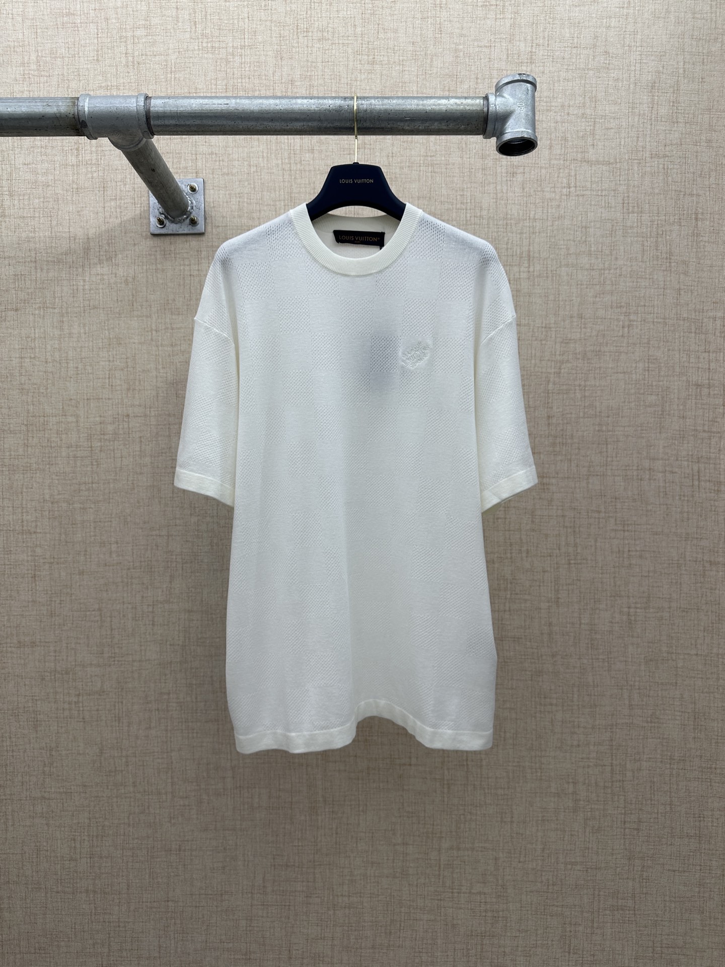 P195 LV/Louis Vuitton Camiseta de manga corta con cuello redondo de punto jacquard de malla Damier 2026 FW Nuevo para p…