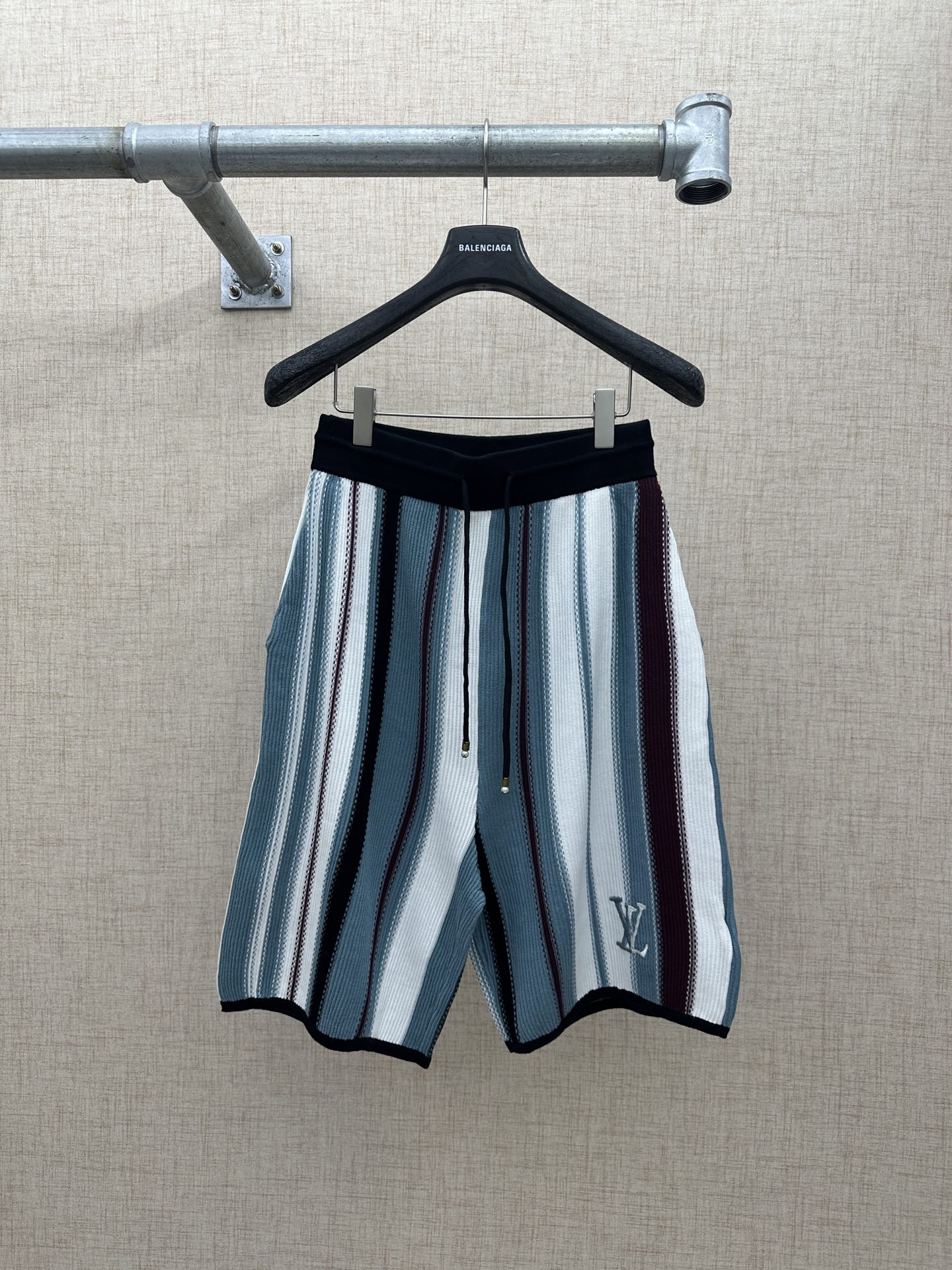 P210 LV/Louis Vuitton Pantalones cortos de punto a ganchillo con rayas 2025 FW LOUIS VUITTON Jacquard de rayas con dise…