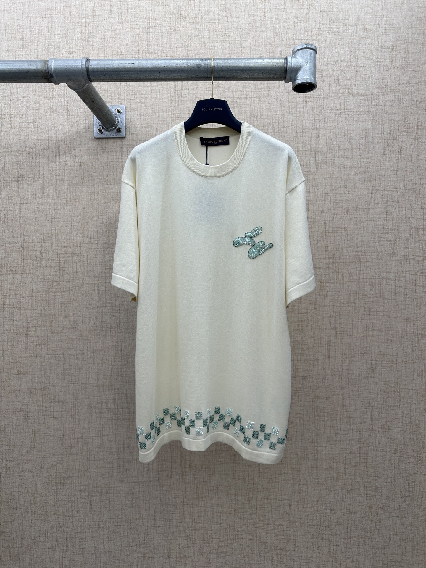 P225 LV/Louis Vuitton Camiseta de manga corta con cuello redondo y detalles decorativos 2025 FW LOUIS VUITTON Colección…