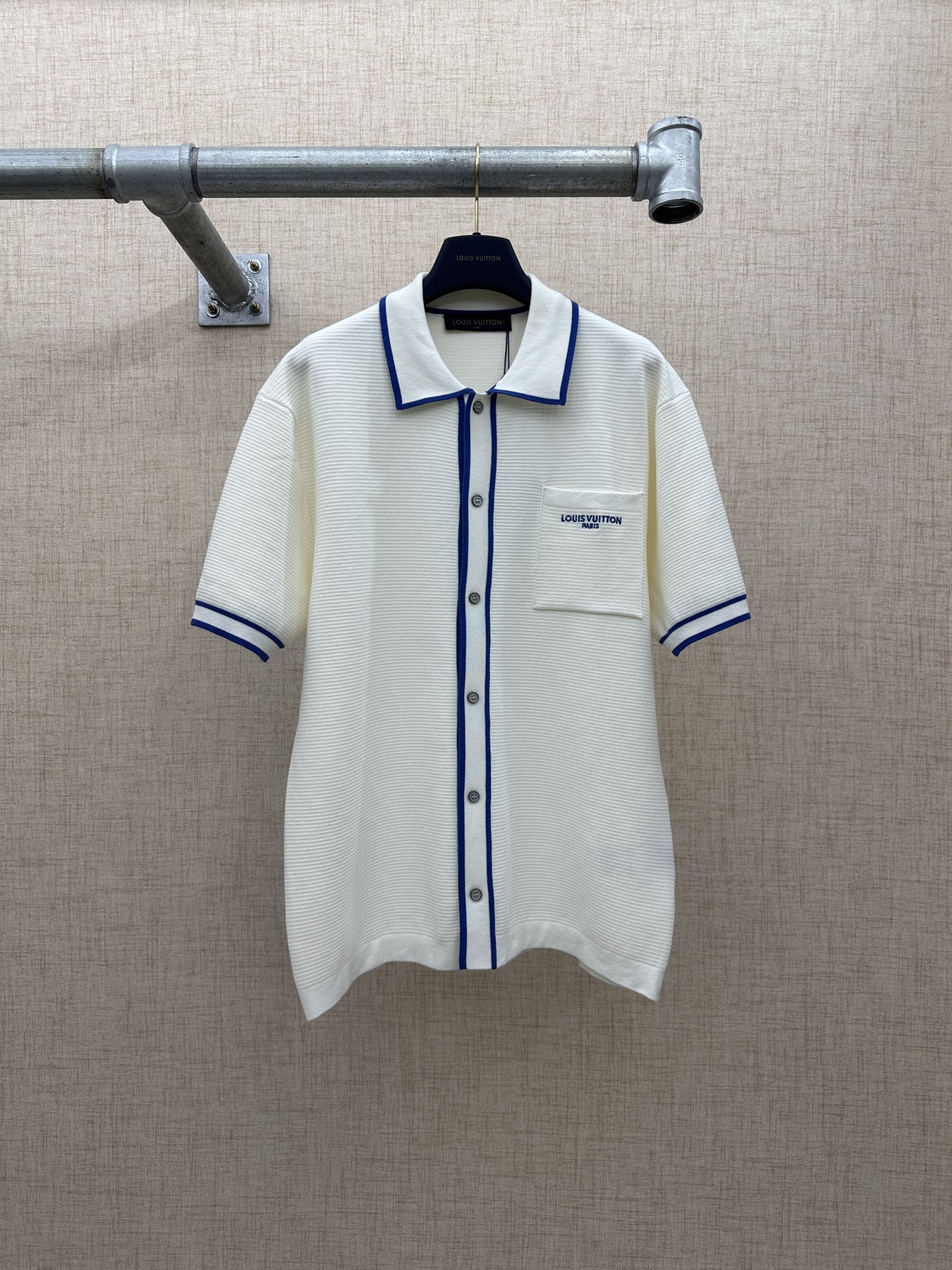 LV/路易威登 翻领短袖纽扣开合衬衫 2026 FW 夏季新款男士翻领短袖针织开襟衬奶白色主体，宝蓝色撞色包边，华夫格/坑条针织纹理，撞色嵌边工艺，版型宽松落肩廓形，纽扣定制金属纽扣，正面刻有LV品牌字母与经典标识，细节精致， 面料主料9…