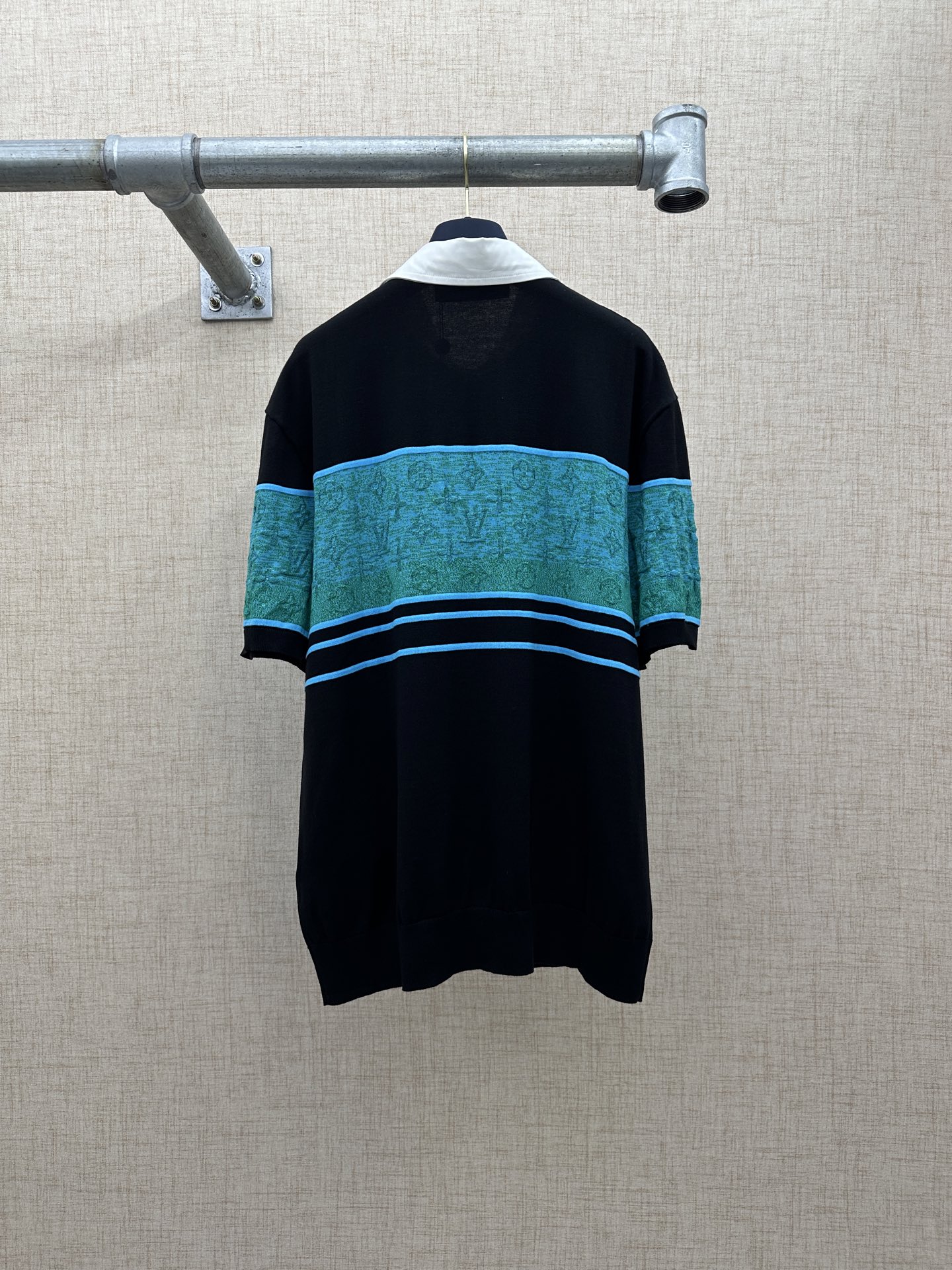 P195 LV/Louis Vuitton 提花短袖马球衫 2025 FW 春夏系列 的男士幻彩提花短袖针织Polo衫，经典的学院风橄榄球衫设计，黑色棉质针织衣身，胸前贯穿一条蓝绿渐变的横向提花饰带，饰带内融入品牌标志性的 Monogra…