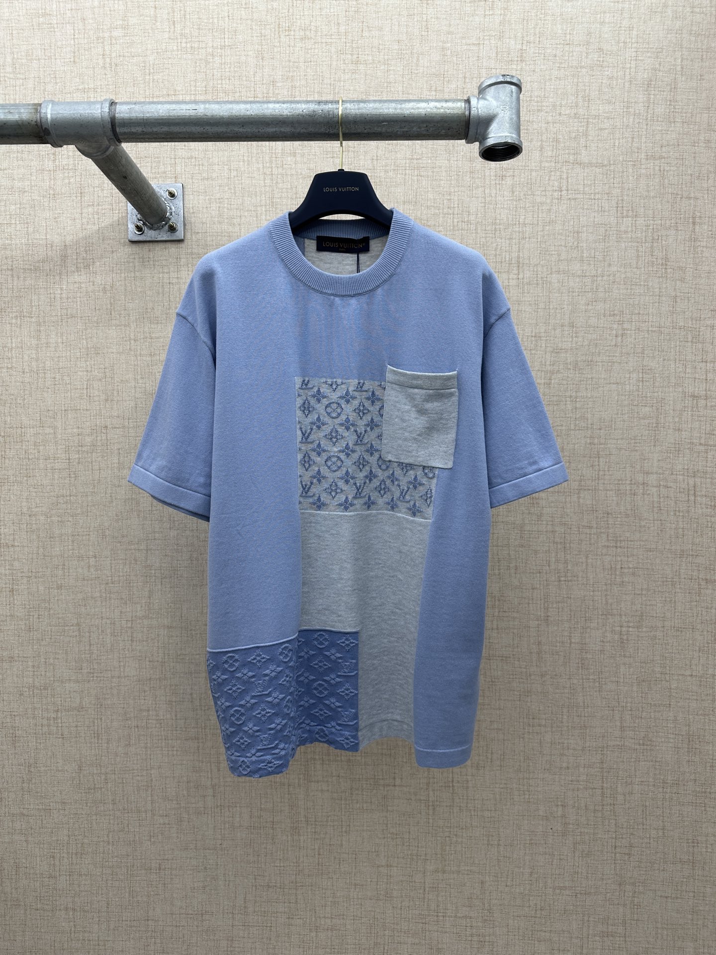 P225 LV/Louis Vuitton jersey拼接针织短袖圆领衫 2026 FW 春夏新款系列、LOUIS VUITTON 配色水洗雾霾浅蓝+浅麻灰拼接，做旧褪色水洗工艺，前后身采用错视几何解构拼接，不同深浅、肌理的色块错落组合…