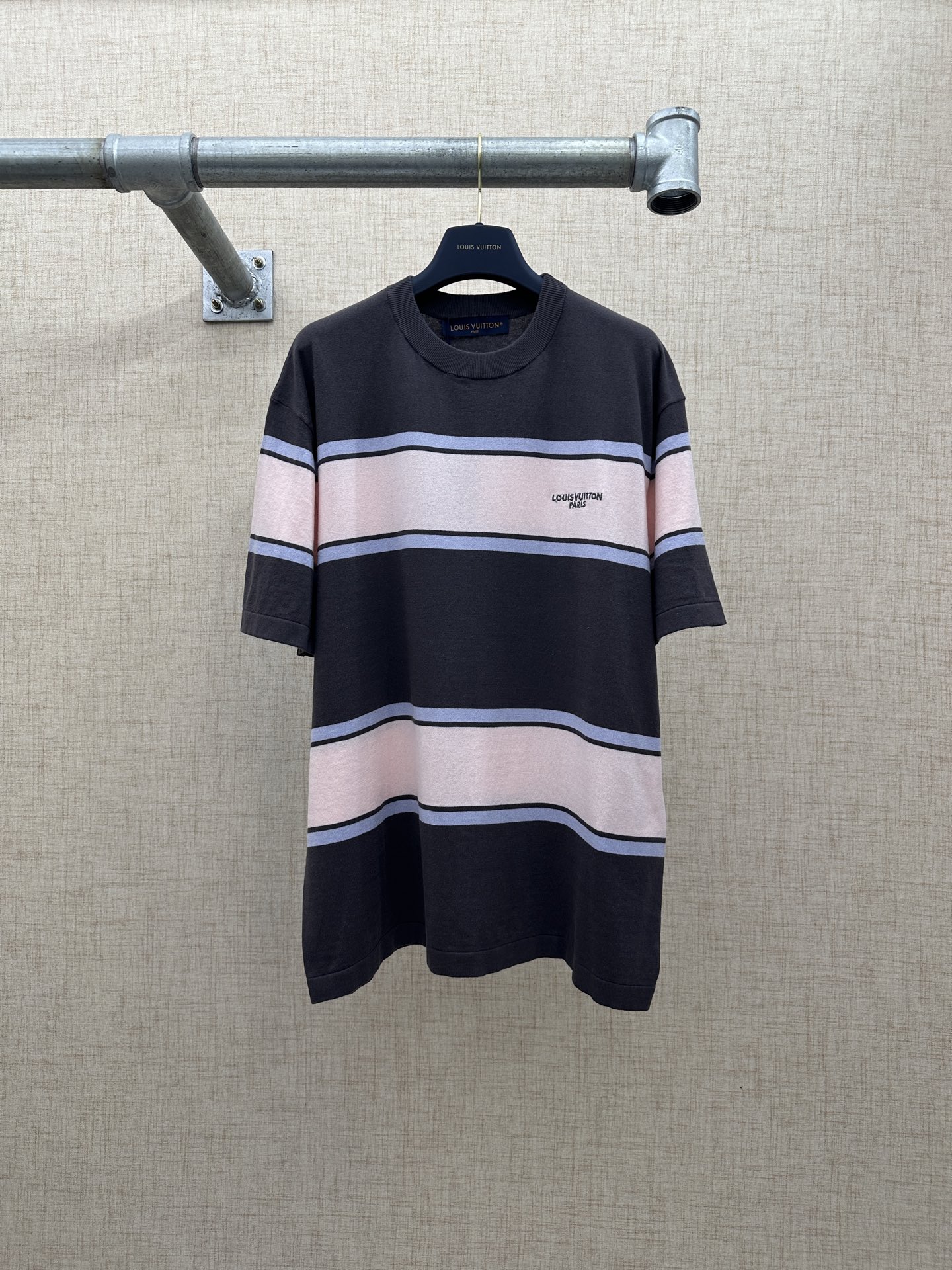P195 LV/Louis Vuitton Camiseta de punto de manga corta con rayas de colores SS26 FW LOUIS VUITTON, nueva colección de v…