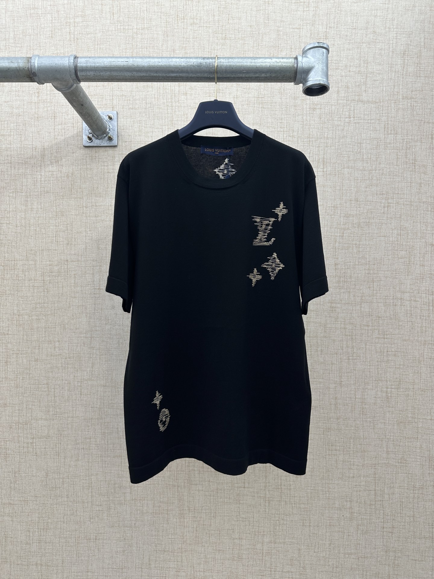 P175 LV/Louis Vuitton Jersey de cuello redondo de punto con bordado Monograma SS26, nueva colección de verano. El cuerp…