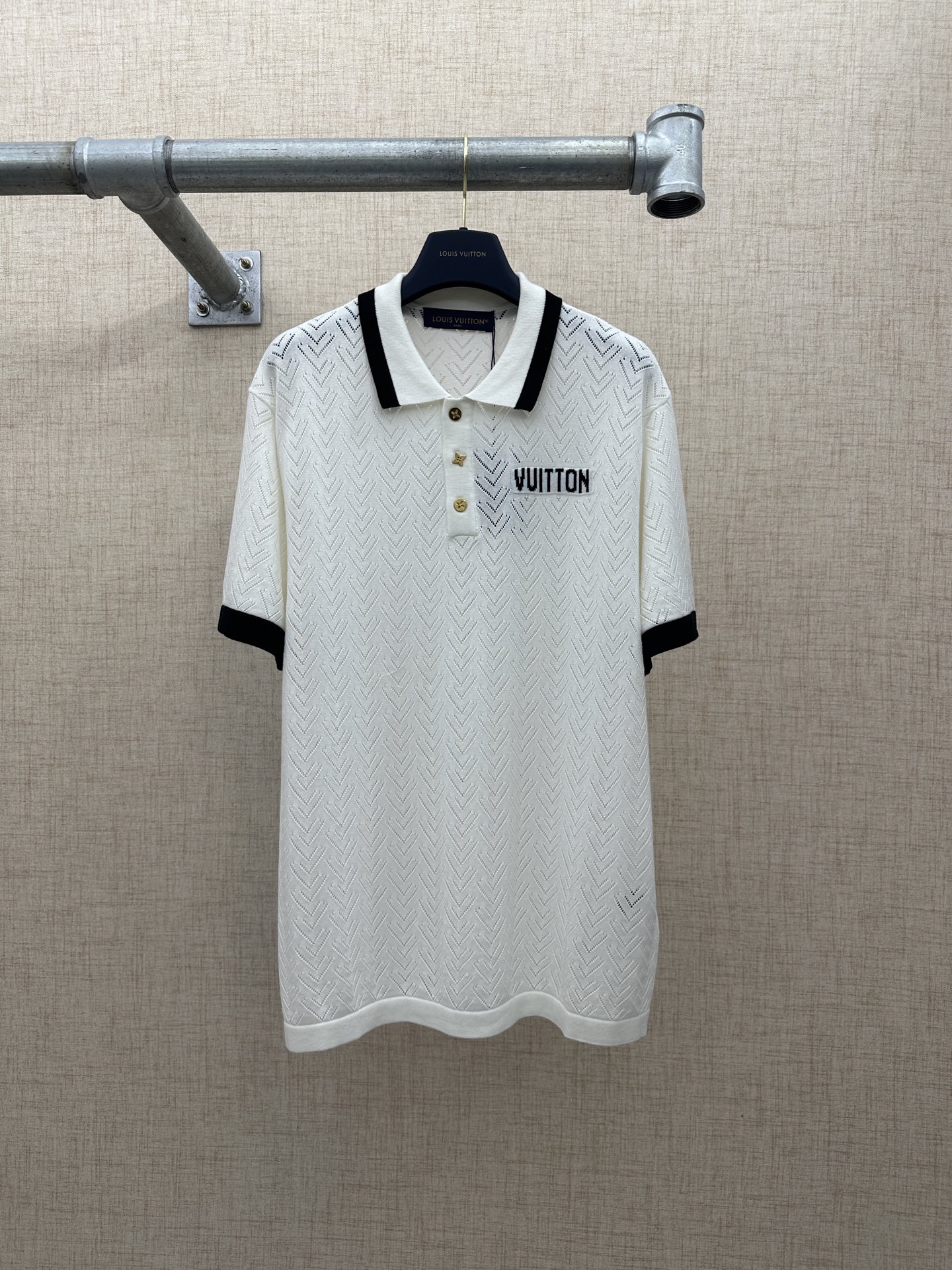 P225 LV/Louis Vuitton Polo de malla SS26, nueva colección de punto de malla. Presenta un delicado trabajo calado y deta…