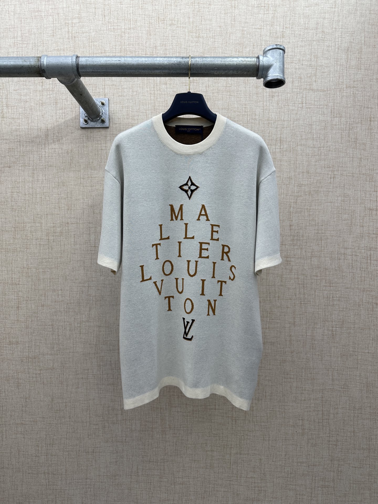 P220 LV/Louis Vuitton Camiseta de punto icónica MALLETIER de manga corta, colección de verano 2026ss. El tema presenta …