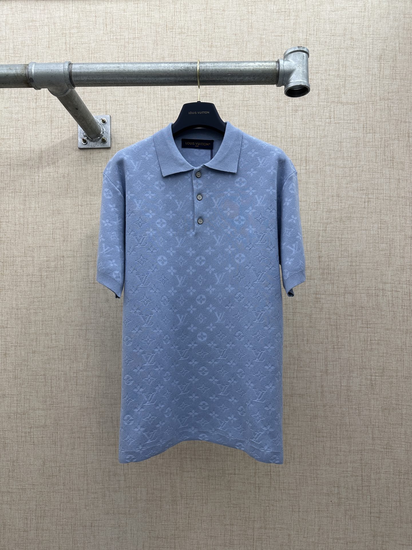 P240 LV/Louis Vuitton Polo de punto con estampado monocromático completo de estilo francés, colección de principios de …