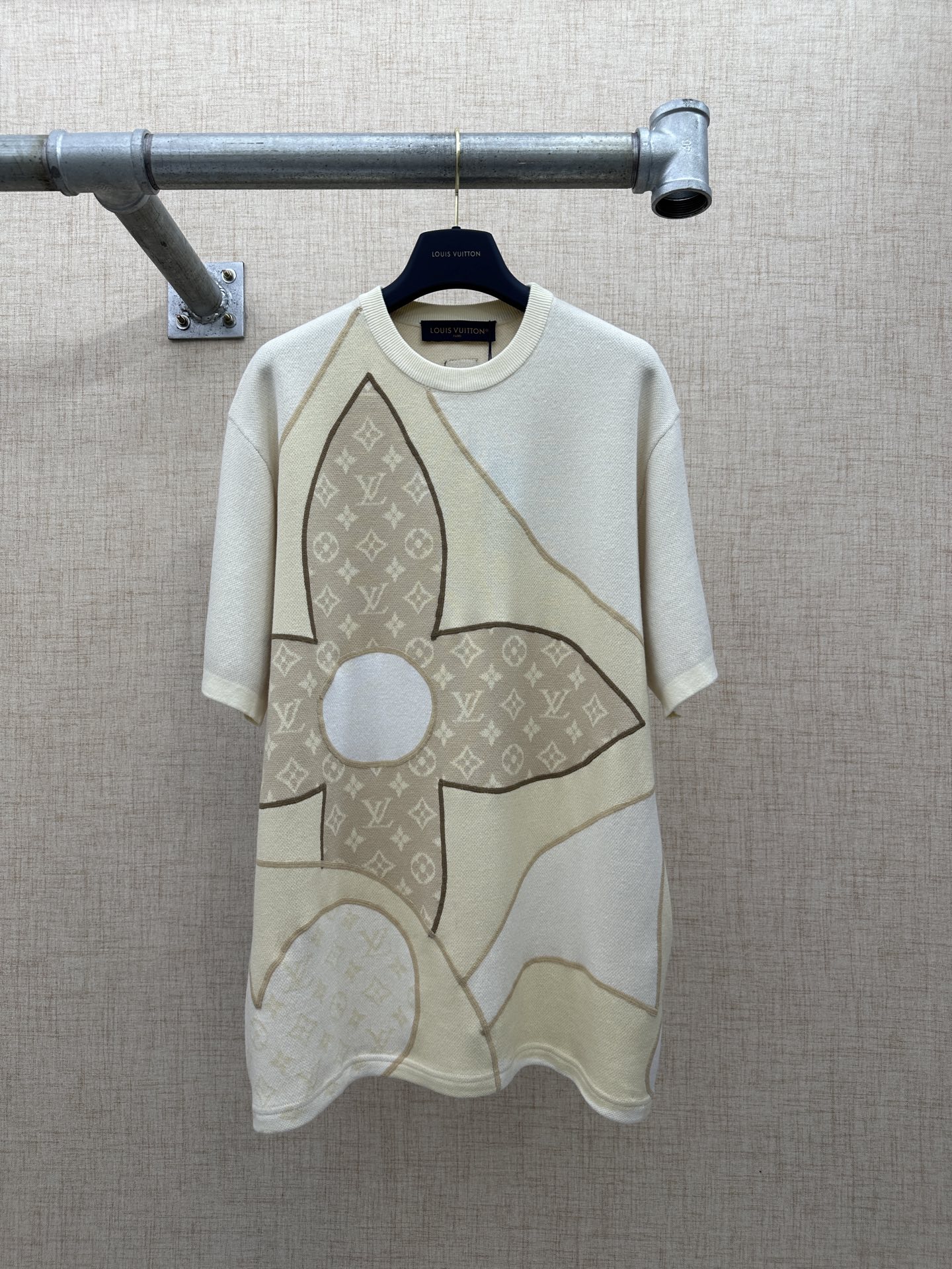 P240 LV/Louis Vuitton 花卉拼布短袖圆领衫 2026ss 秀款艺术拼接系列，艺术感巨型四叶花嵌花提花，正面采用解构拼接设计，超大LV经典四叶花造型，内嵌满幅Monogram老花提花，米杏撞色描边，把品牌经典老花做成艺术…