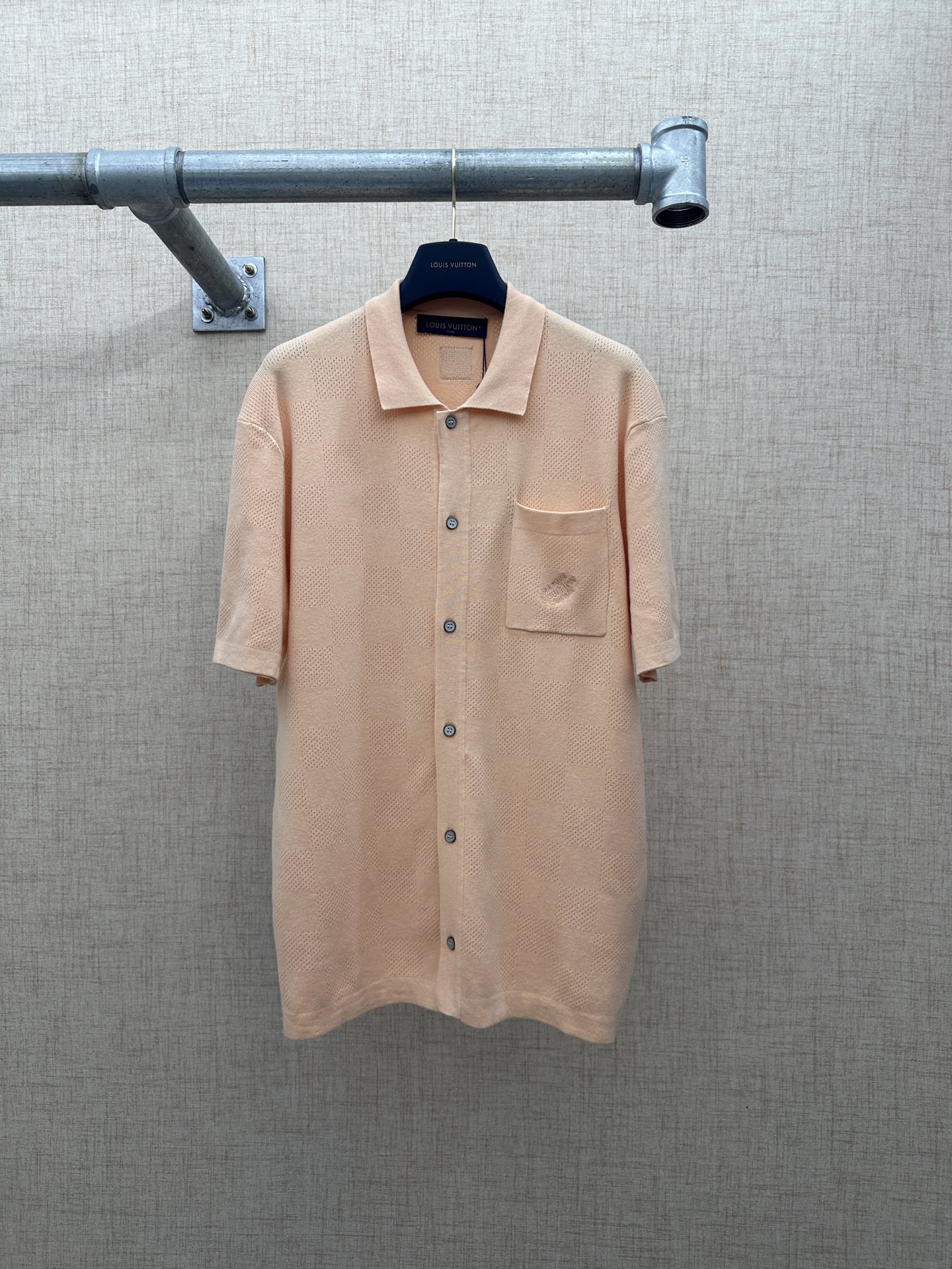 P235 LV/Louis Vuitton DAMIER签名棋盘格短袖衬衫 2026ss Louis Vuitton 秋冬系列新款高端针织衬衫，温柔浅蜜桃（淡杏粉）配色，采用网眼镂空针织工艺，自带Damier经典棋盘格暗纹提花，经典Pol…