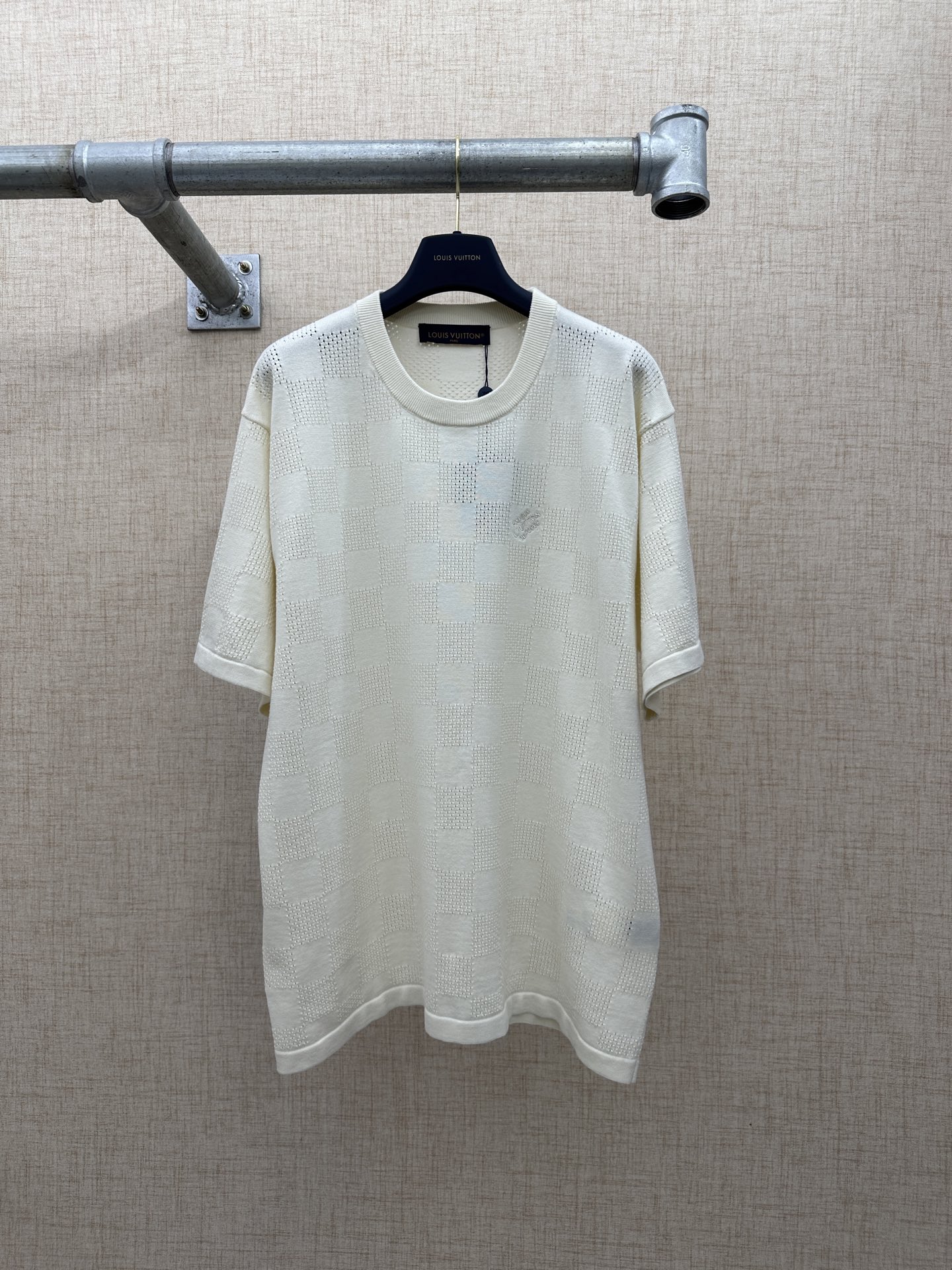 P165 LV/Louis Vuitton 网眼标识短袖圆领衫 2026ss 夏季新款网眼套装系列，面料工艺采用高支优质棉质网眼针织打造，整件满印暗纹Damier棋盘格，镂空肌理自带超强透气性，细节胸口低调点缀同色 Marque L.Vu…