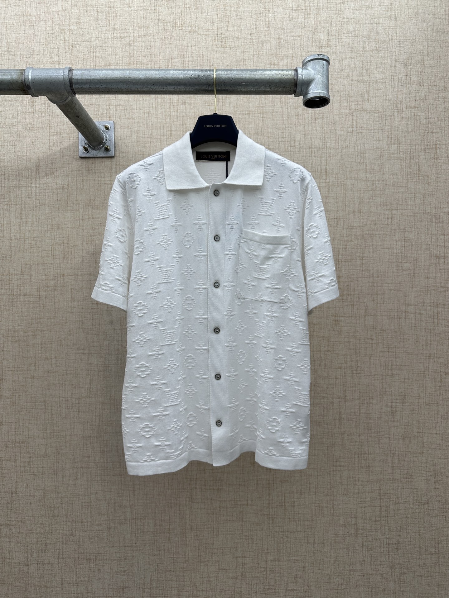 P175 LV/Louis Vuitton 满幅立体老花针织Polo开衫 2026ss 早秋新款经典老花工艺整件衣身通体采用立体浮雕式Monogram满提花，LV字母、四叶花卉等经典品牌图腾肌理饱满，同色系暗纹低调奢华，远看质感高级、近看…