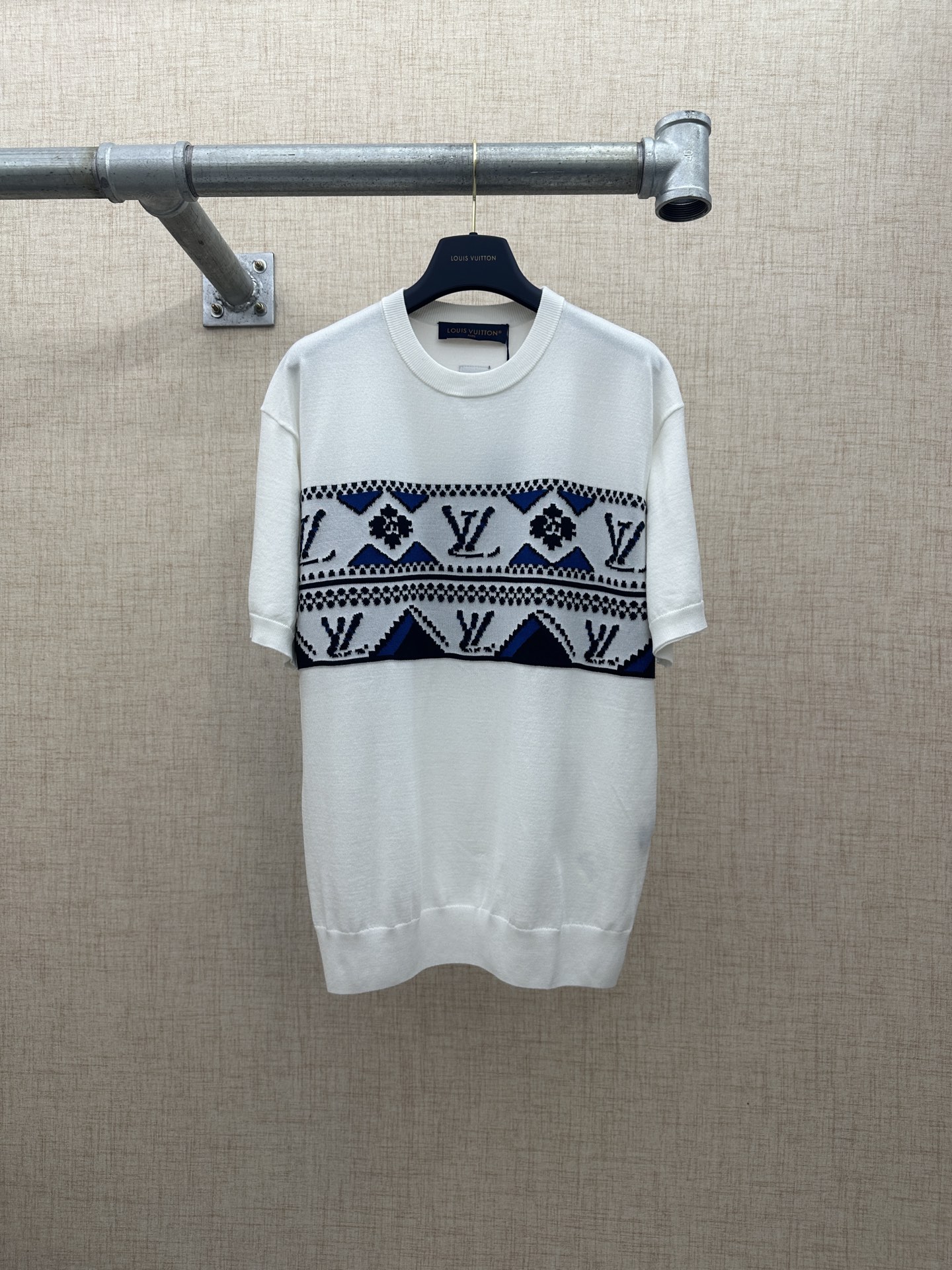 P225 LV/Louis Vuitton 费尔岛风提花针织圆领衫 2026ss 早秋新款系列LV经典Fair Isle（费尔岛） 系列衍生短袖针织款，胸前横向贯穿蓝黑北欧费尔岛几何提花带，嵌入重复LV品牌字母标识与复古花型图案。 版型剪…
