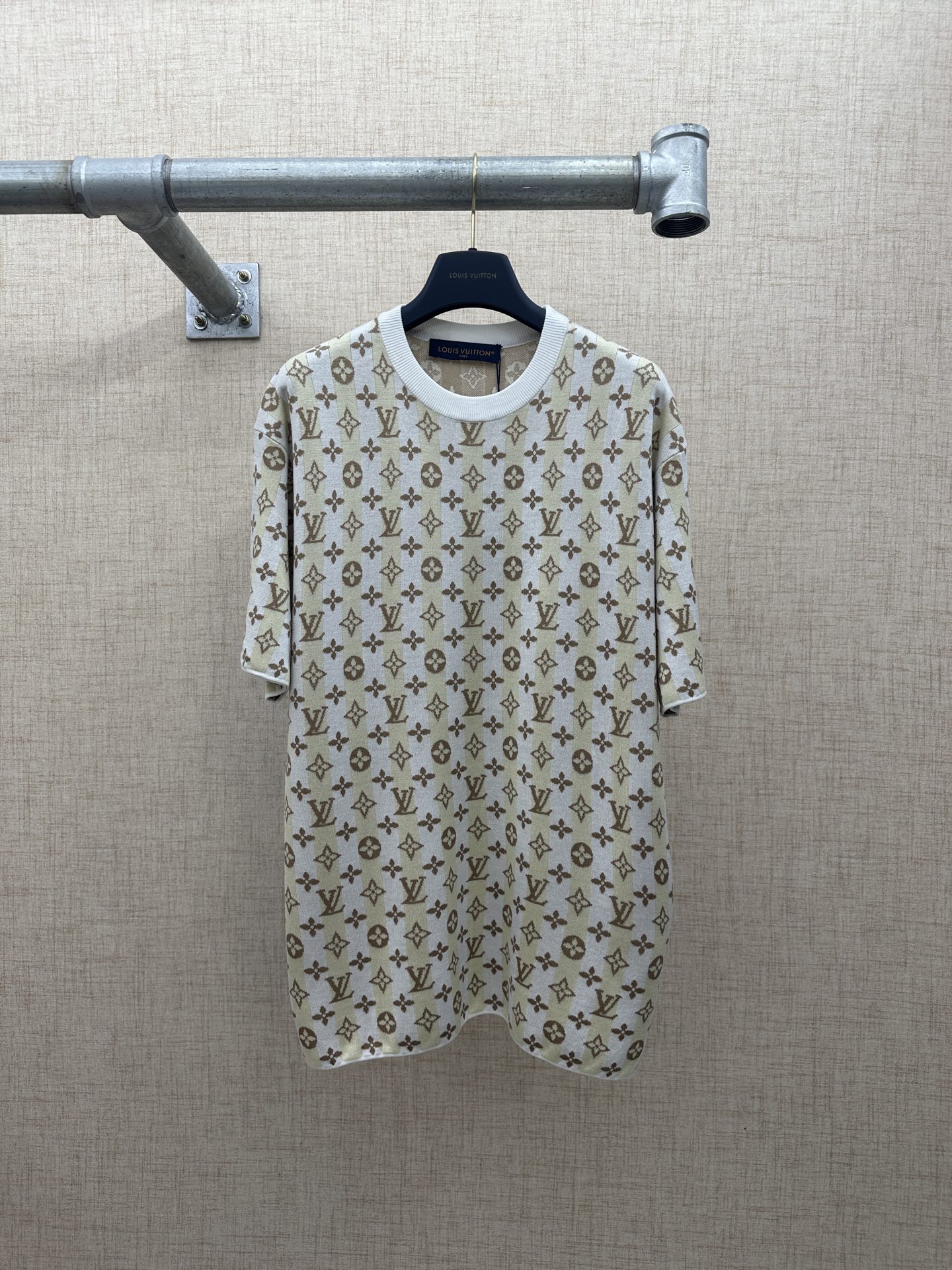 P225 LV/Louis Vuitton 满幅老花针织短袖T恤 2026ss 早秋新款圆领衫，满铺经典Monogram老花提花（LV字母、四叶花卉、菱形星纹），采用米白+浅卡其双色竖条针织底色，工艺老花为一体嵌花针织，不是胶印/贴花。 …