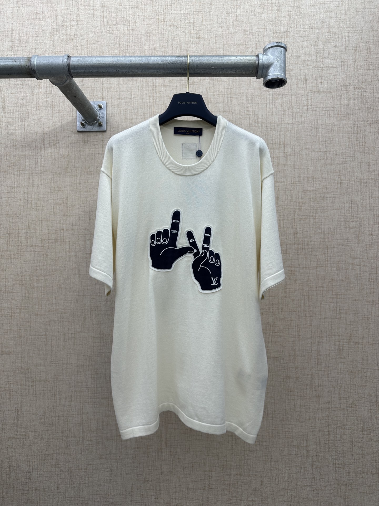 P180 LV/路易威登 标识贴饰针织圆领衫 2026ss 夏季新款 Pharrell Williams 联名限定手势T恤，胸前深蓝色双手贴布刺绣手势，这个手势是Pharrell Williams为LV打造的专属LV暗号手势，右手掌心暗藏…