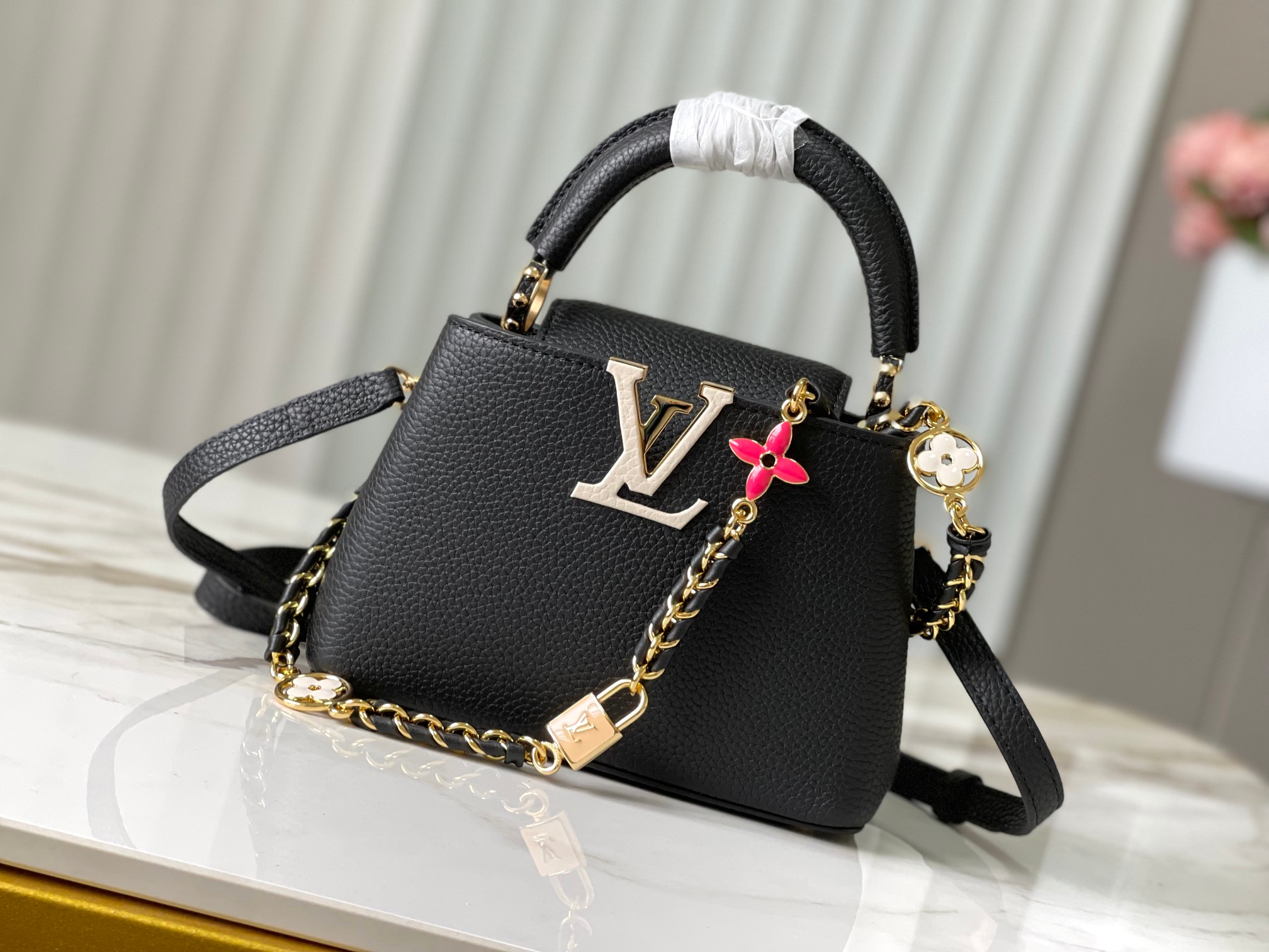Louis Vuitton LV Capucines Tassen handtassen online te koop
 Zwart Weven Monogram Eclipse Kettingen M23950