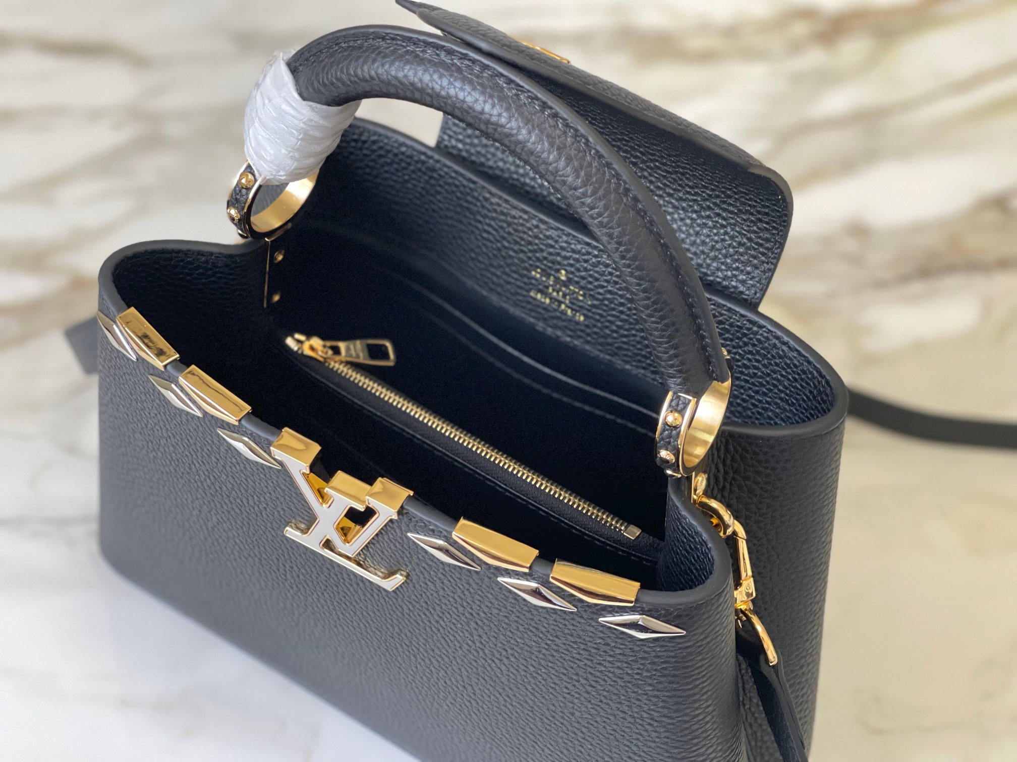 🔺特级精品🔺变码芯片款🔺M12135/M48865黑色菱形款🔸本款Capucines迷你手袋取材Taur