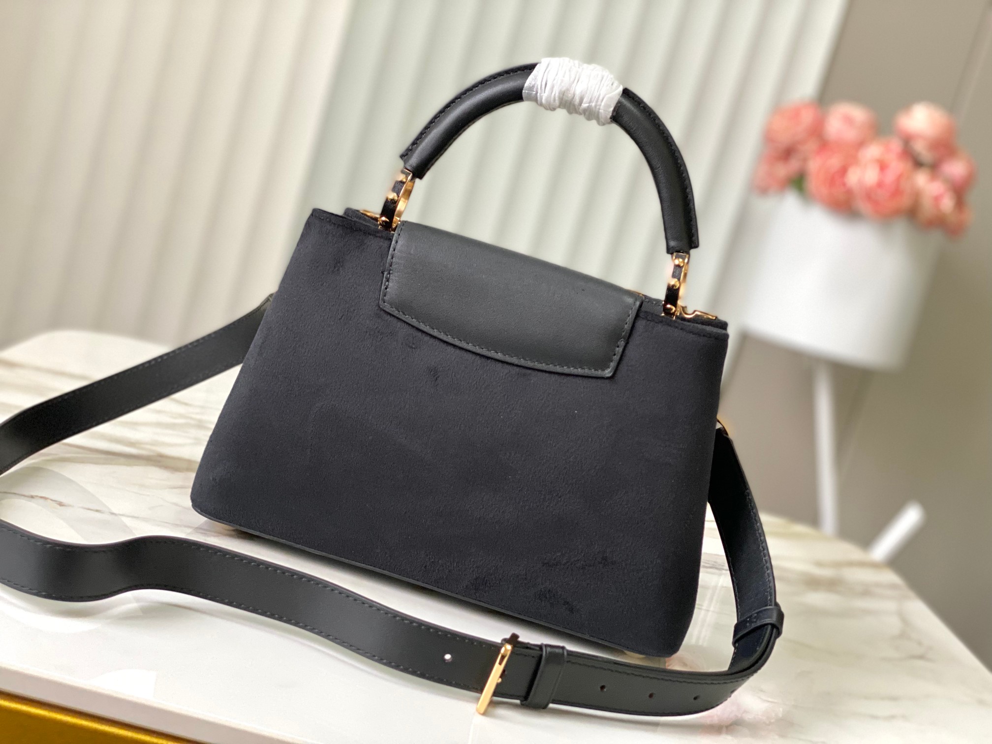  🔸特级精品🔸M11924/M48865黑丝绒拼幻彩贝母🔸变码芯片🔸本款Capucines手袋以丰盈丝绒