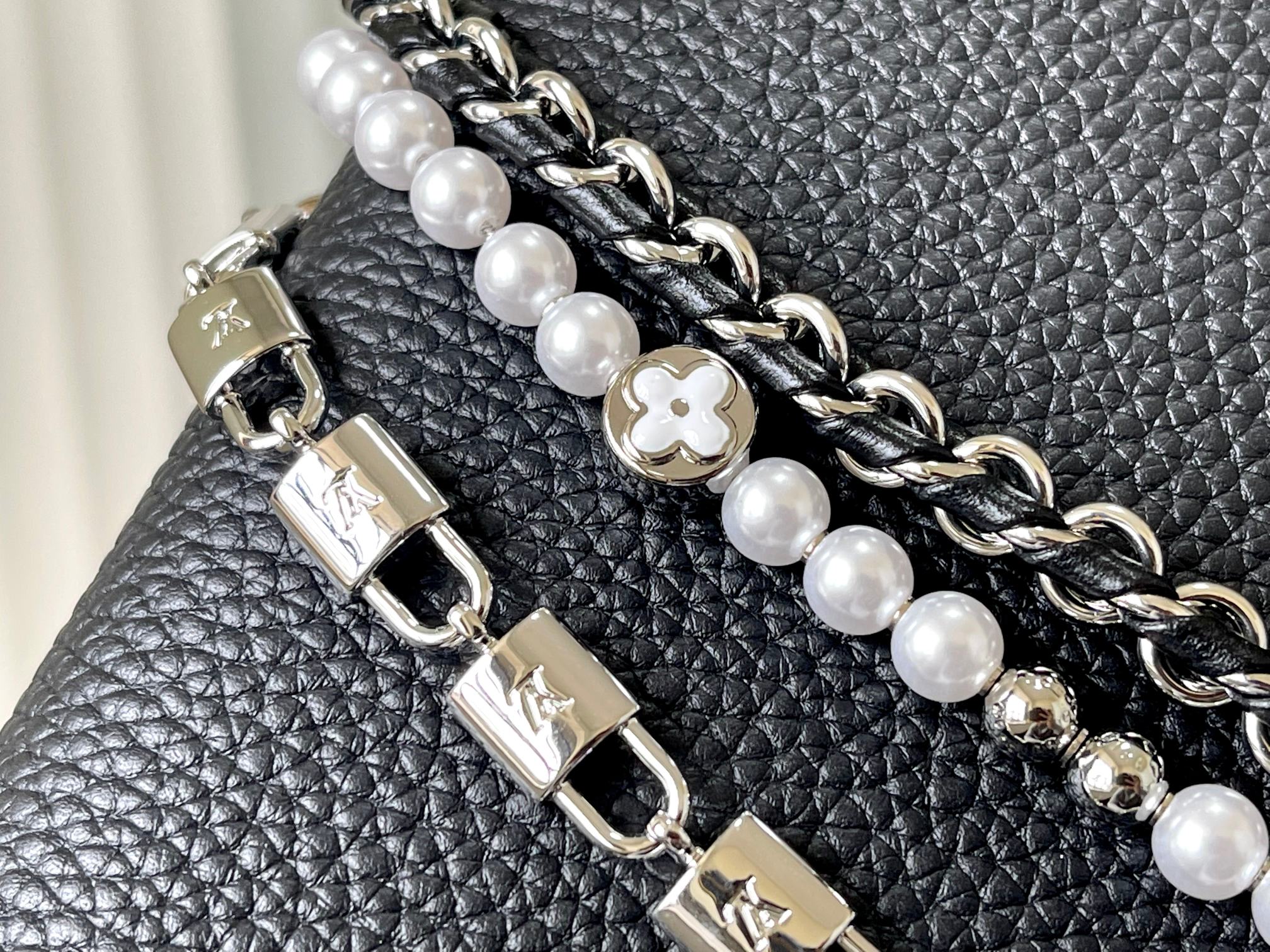  新品🔸特级精品🔸动态芯片🔸M11908/M48865黑拼珍珠三合一链条款🔸本款Capucines手袋携