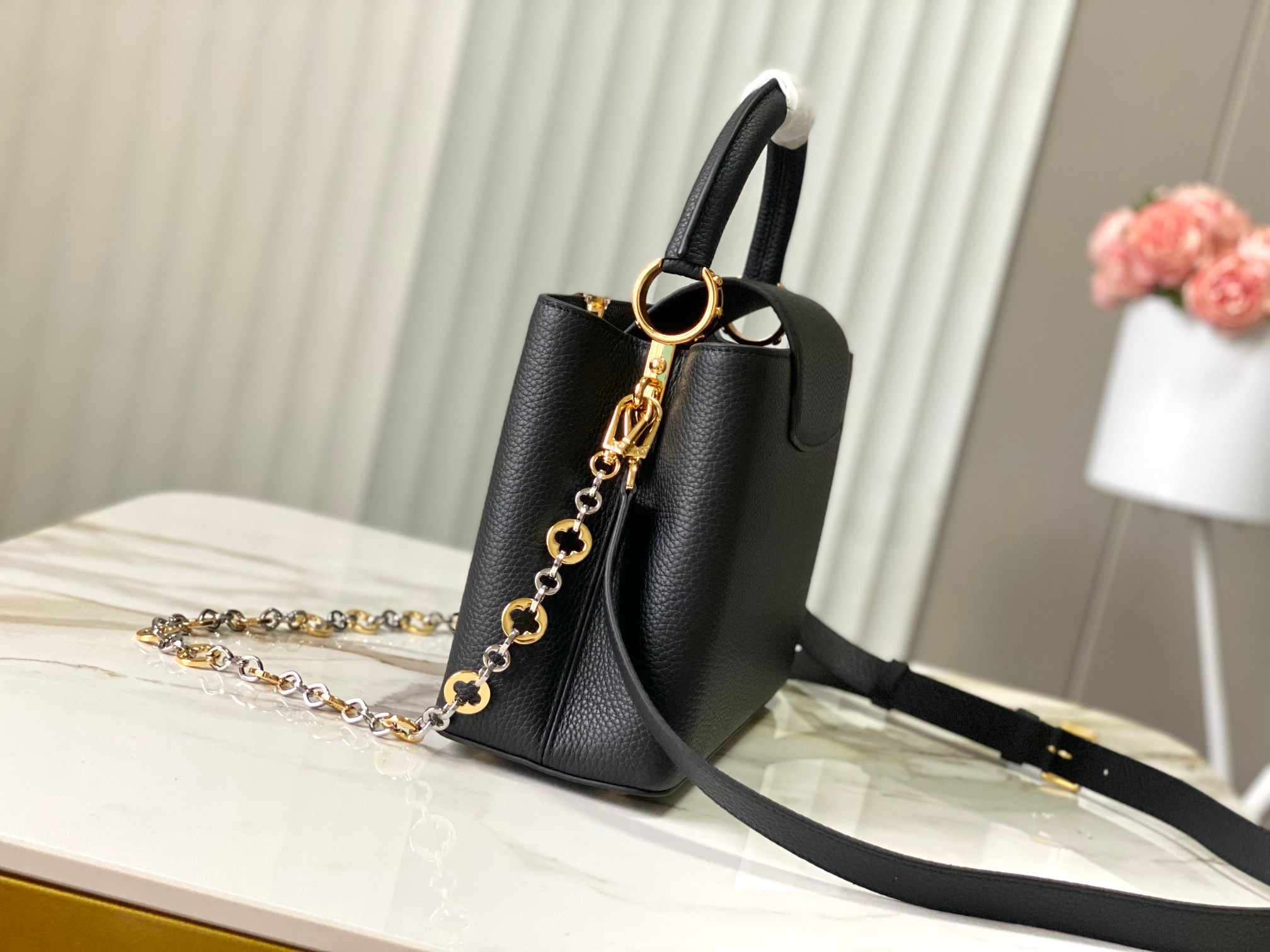 🔸特级精品🔸动态芯片🔸M12936/M48865黑色圆花环扣款✨本款Capucines 手袋取材柔韧Ta