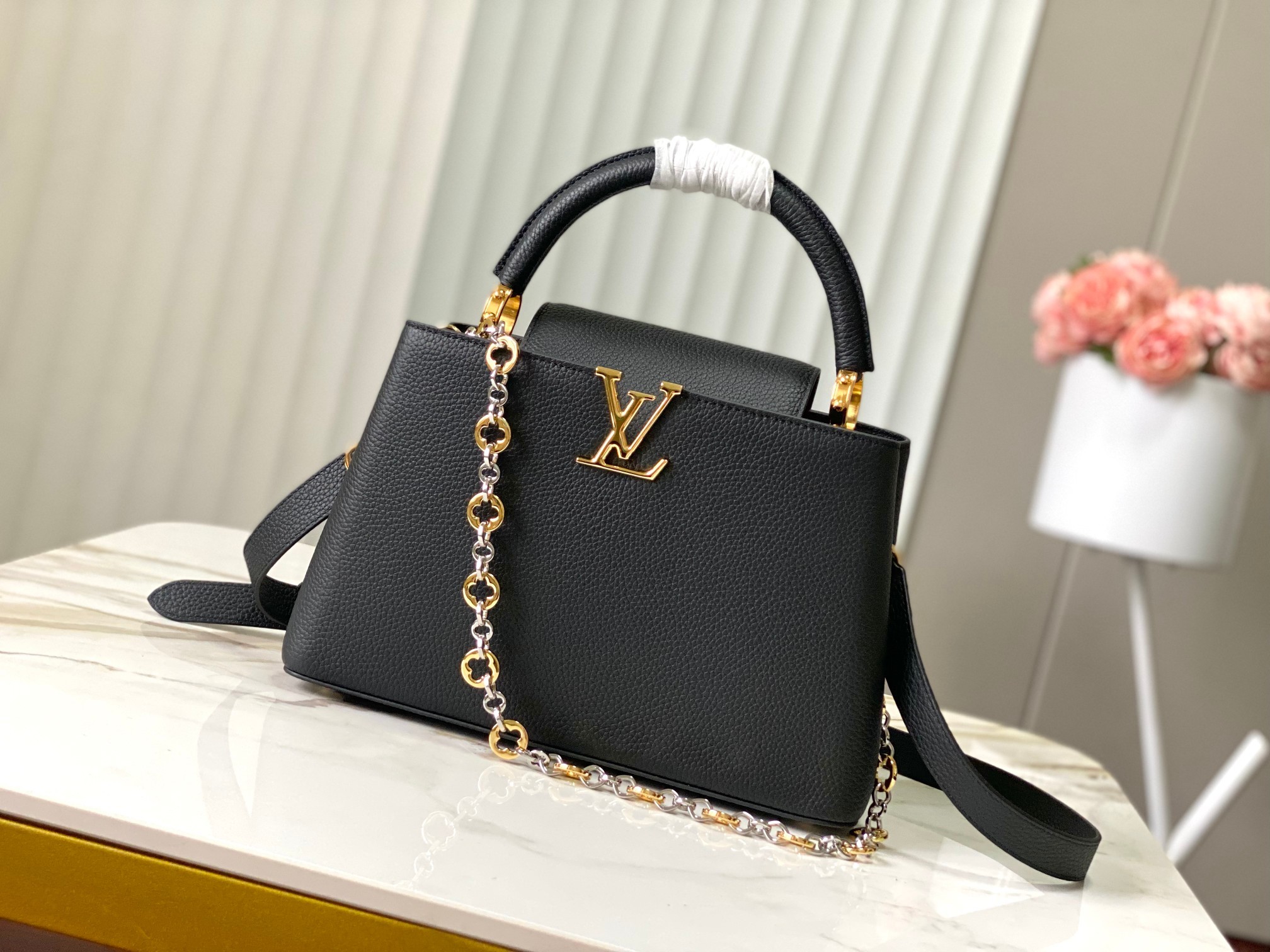 🔸特级精品🔸动态芯片🔸M12936/M48865黑色圆花环扣款✨本款Capucines 手袋取材柔韧Ta