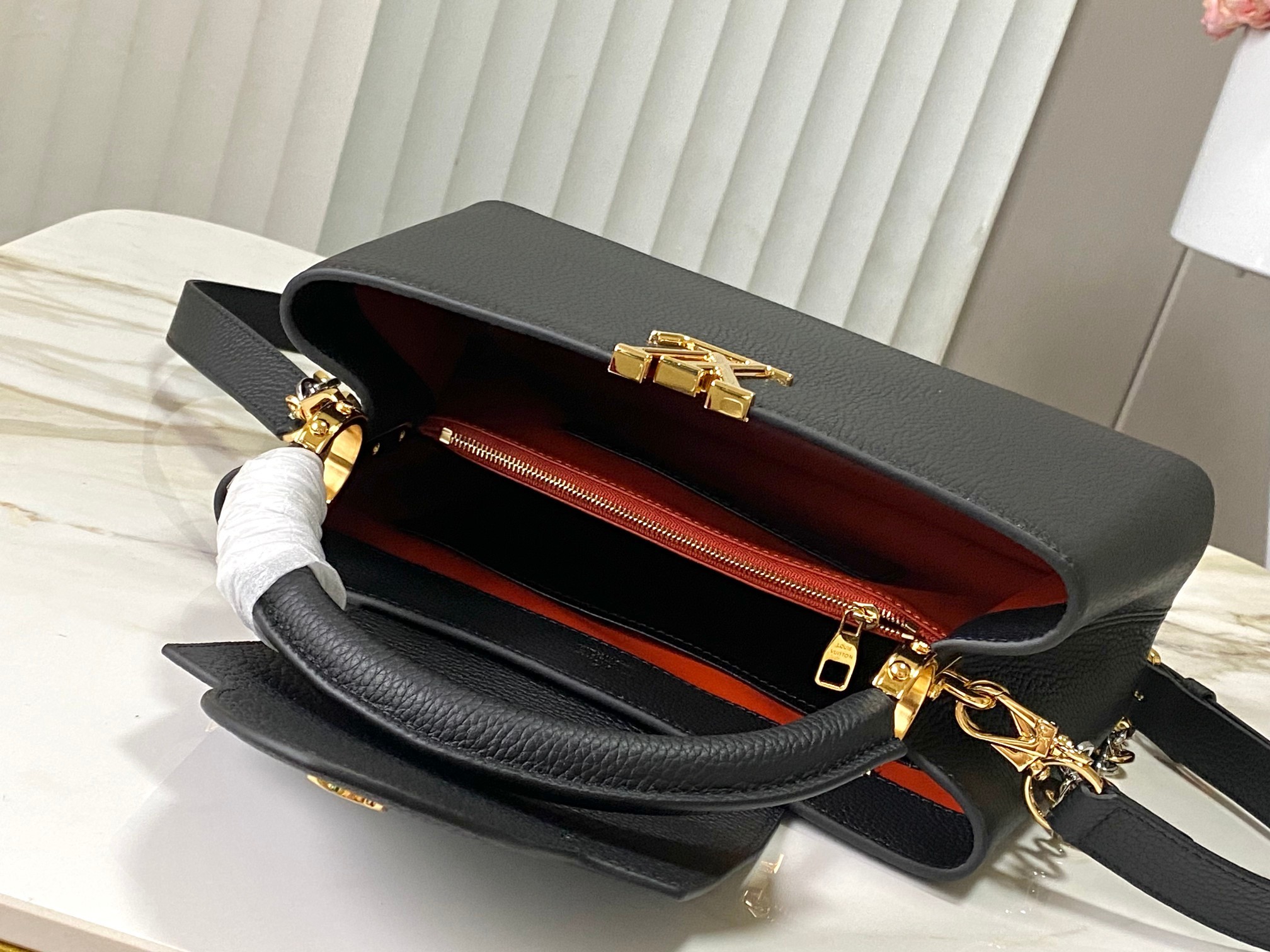 🔸特级精品🔸动态芯片🔸M12936/M48865黑色圆花环扣款✨本款Capucines 手袋取材柔韧Ta