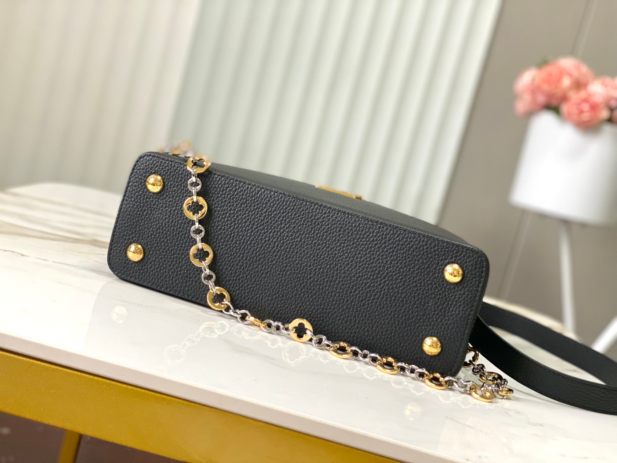 🔸特级精品🔸动态芯片🔸M12936/M48865黑色圆花环扣款✨本款Capucines 手袋取材柔韧Ta