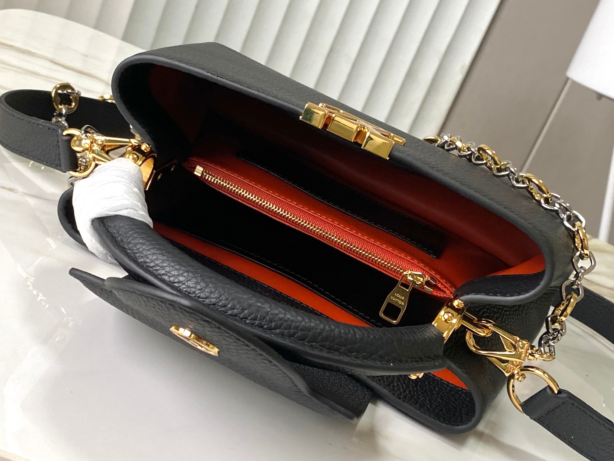 🔸特级精品🔸动态芯片🔸M12936/M48865黑色圆花环扣款✨本款Capucines 手袋取材柔韧Ta