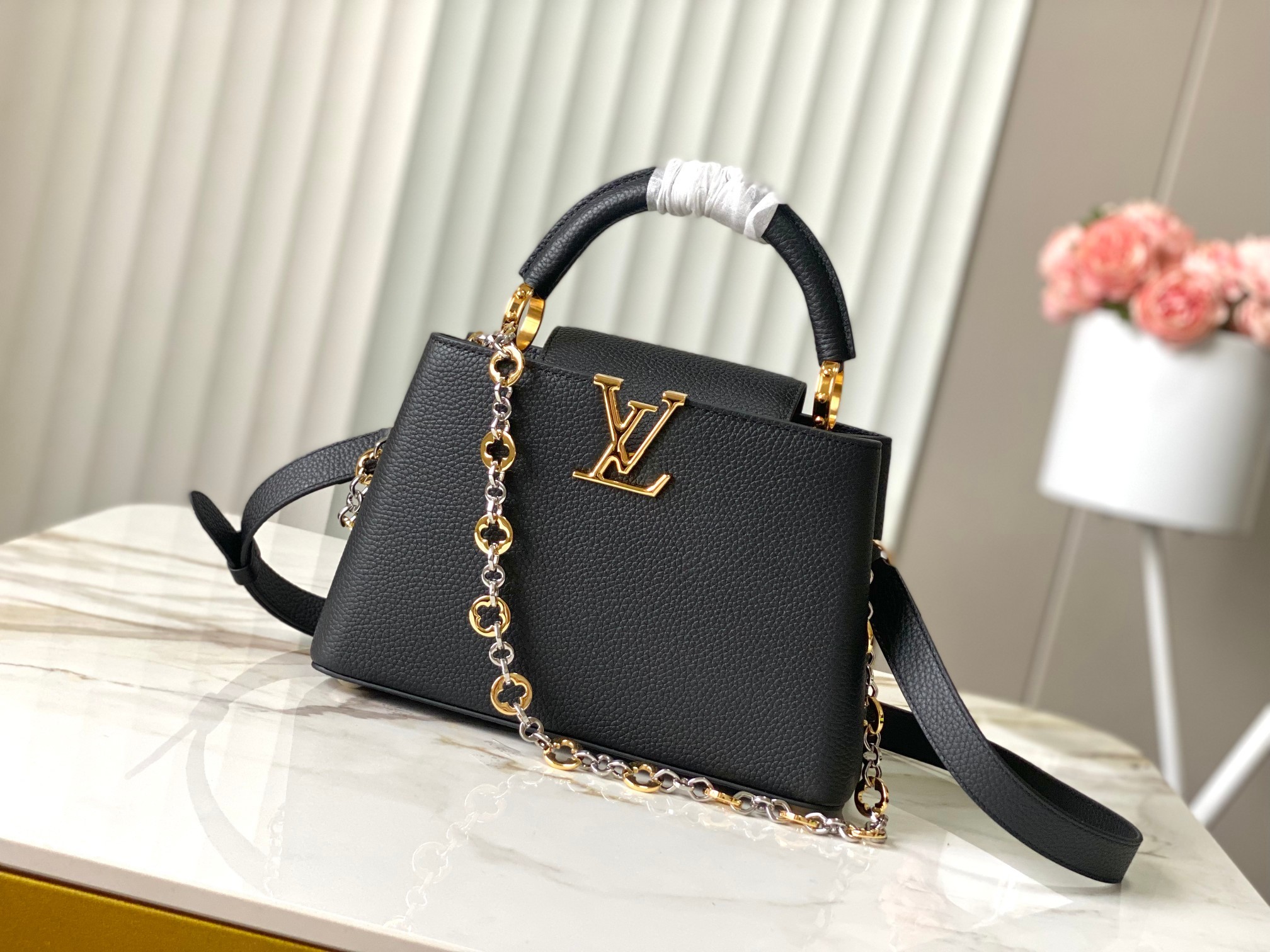 🔸特级精品🔸动态芯片🔸M12936/M48865黑色圆花环扣款✨本款Capucines 手袋取材柔韧Ta