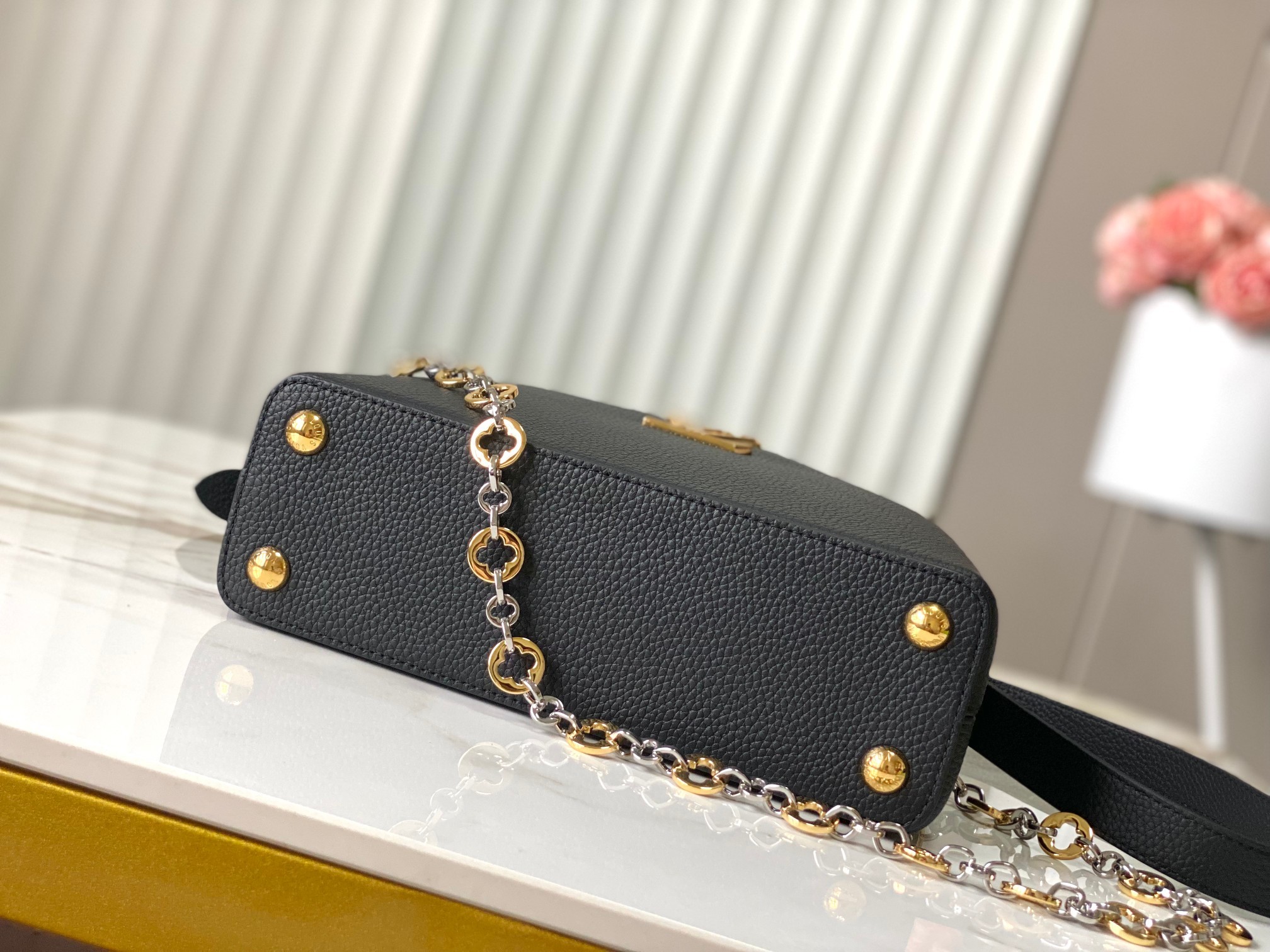 🔸特级精品🔸动态芯片🔸M12936/M48865黑色圆花环扣款✨本款Capucines 手袋取材柔韧Ta