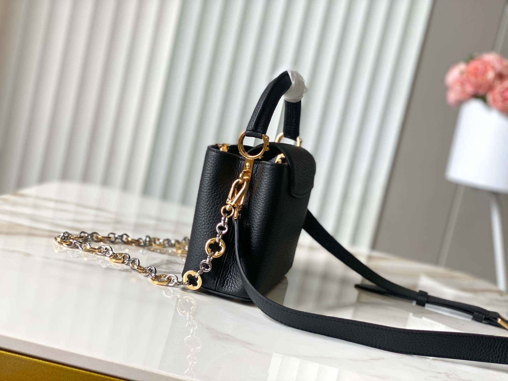 🔸正品原料🔸动态芯片🔸M12936/M48865黑色圆花环扣款✨本款Capucines 手袋取材柔韧Ta