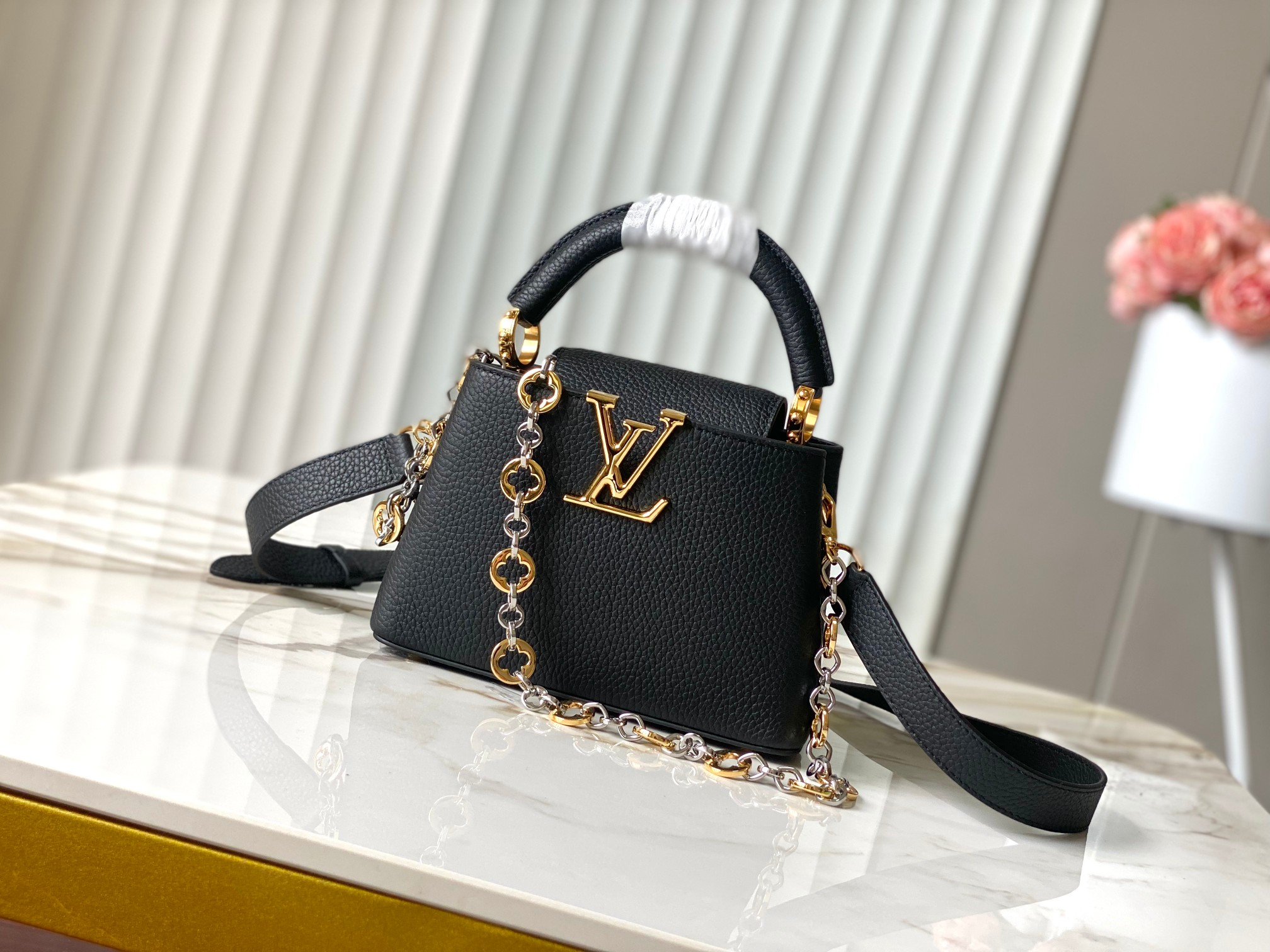 🔸特级精品🔸动态芯片🔸M12936/M48865黑色圆花环扣款✨本款Capucines 手袋取材柔韧Ta