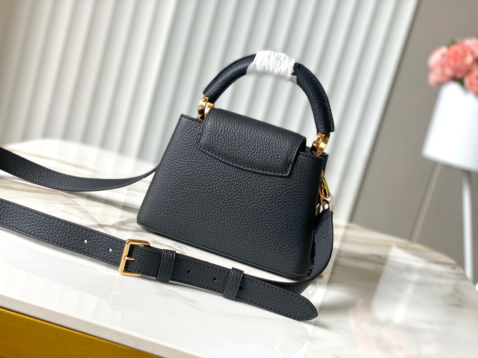 🔸正品原料🔸动态芯片🔸M12936/M48865黑色圆花环扣款✨本款Capucines 手袋取材柔韧Ta