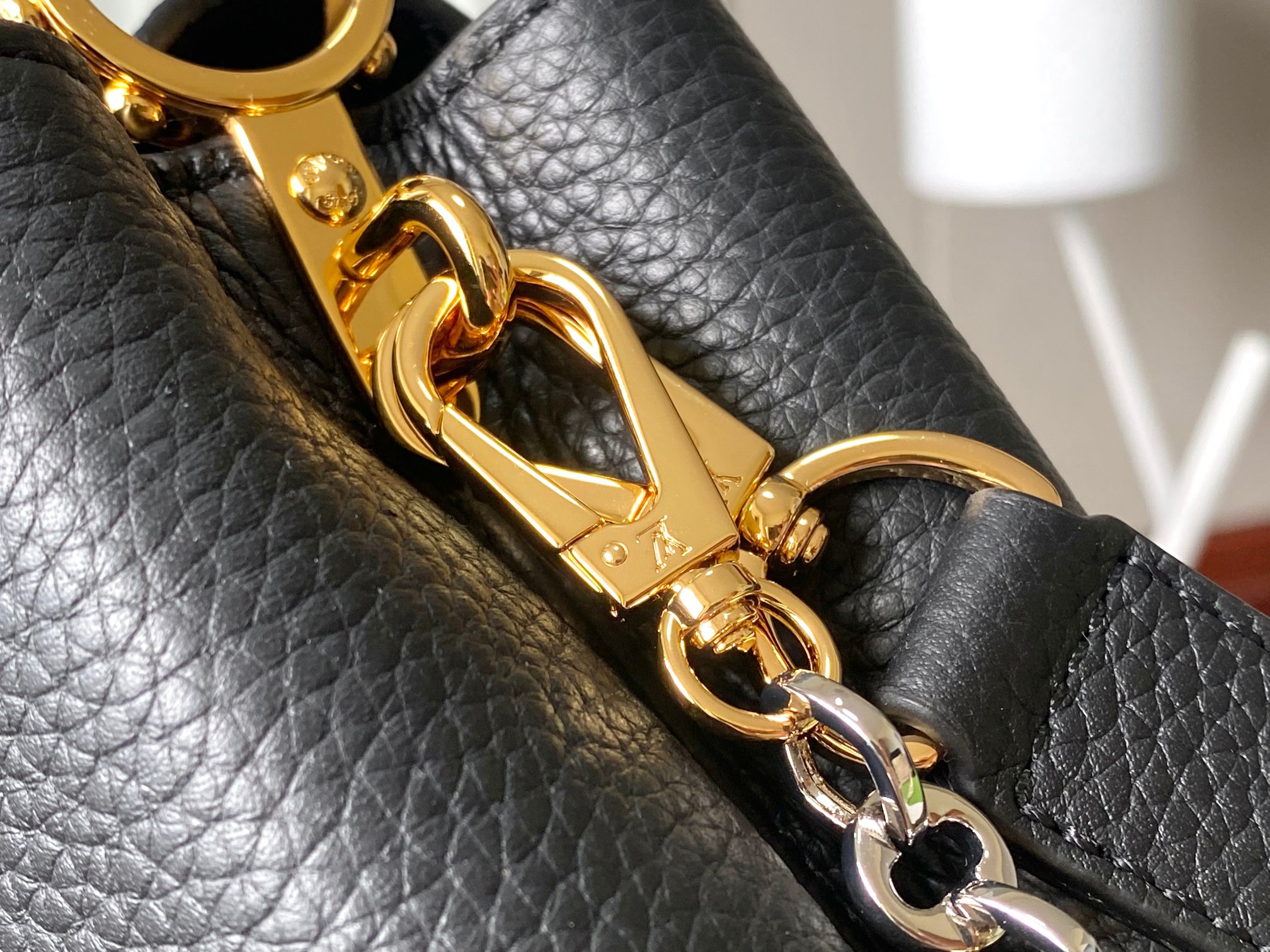 🔸正品原料🔸动态芯片🔸M12936/M48865黑色圆花环扣款✨本款Capucines 手袋取材柔韧Ta