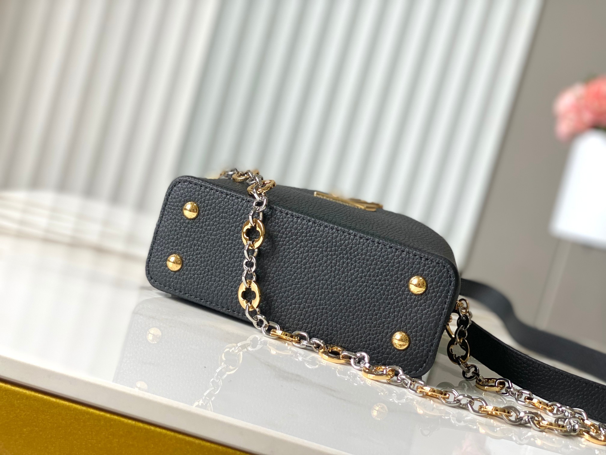 🔸正品原料🔸动态芯片🔸M12936/M48865黑色圆花环扣款✨本款Capucines 手袋取材柔韧Ta