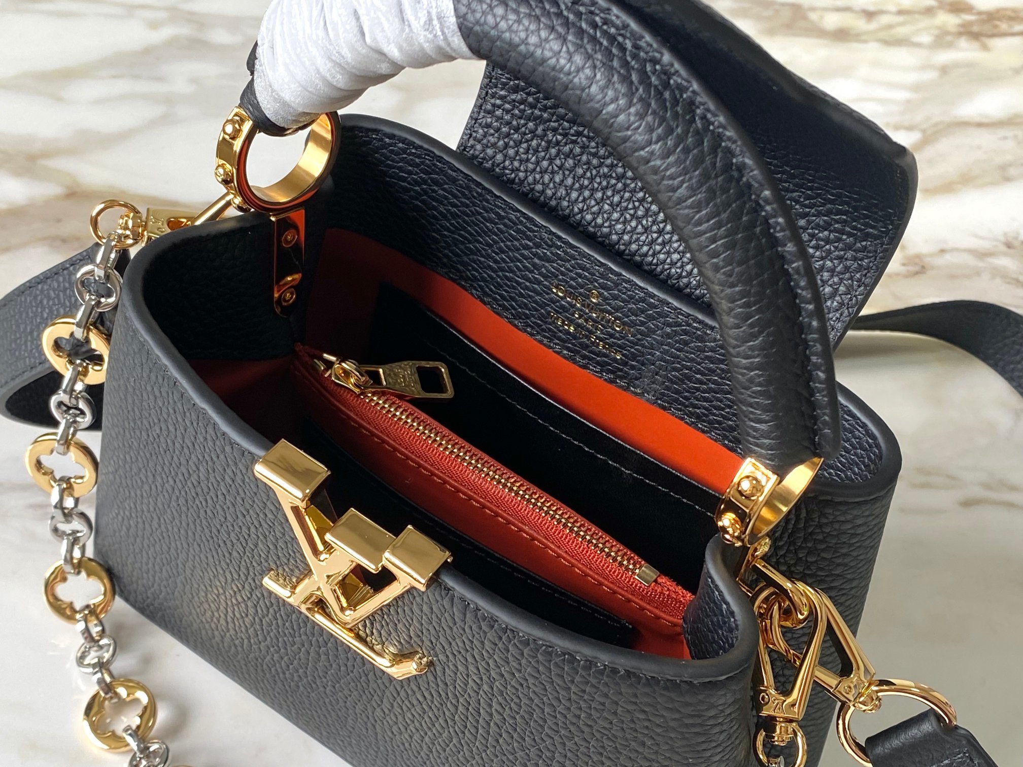 🔸正品原料🔸动态芯片🔸M12936/M48865黑色圆花环扣款✨本款Capucines 手袋取材柔韧Ta