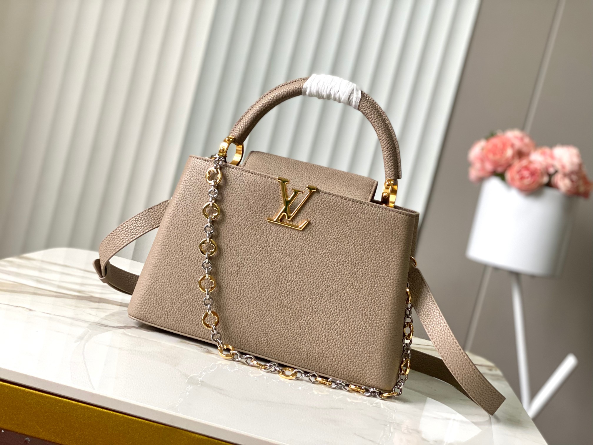 🔸正品原料🔸动态芯片🔸M12935/M48865淡咖圆花环扣款✨本款Capucines 手袋取材柔韧Ta