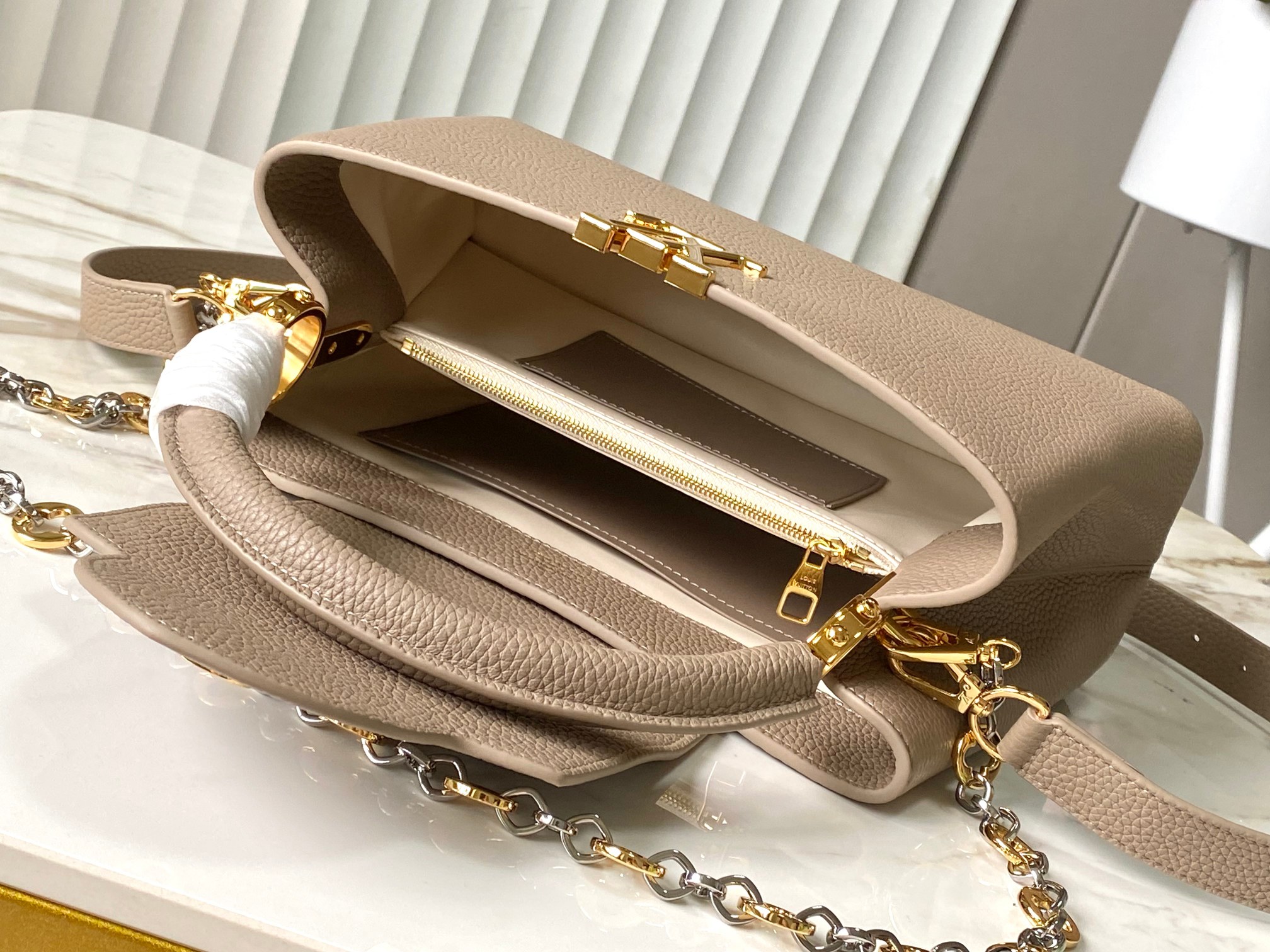 🔸特级精品🔸动态芯片🔸M12935/M48865淡咖圆花环扣款✨本款Capucines 手袋取材柔韧Ta