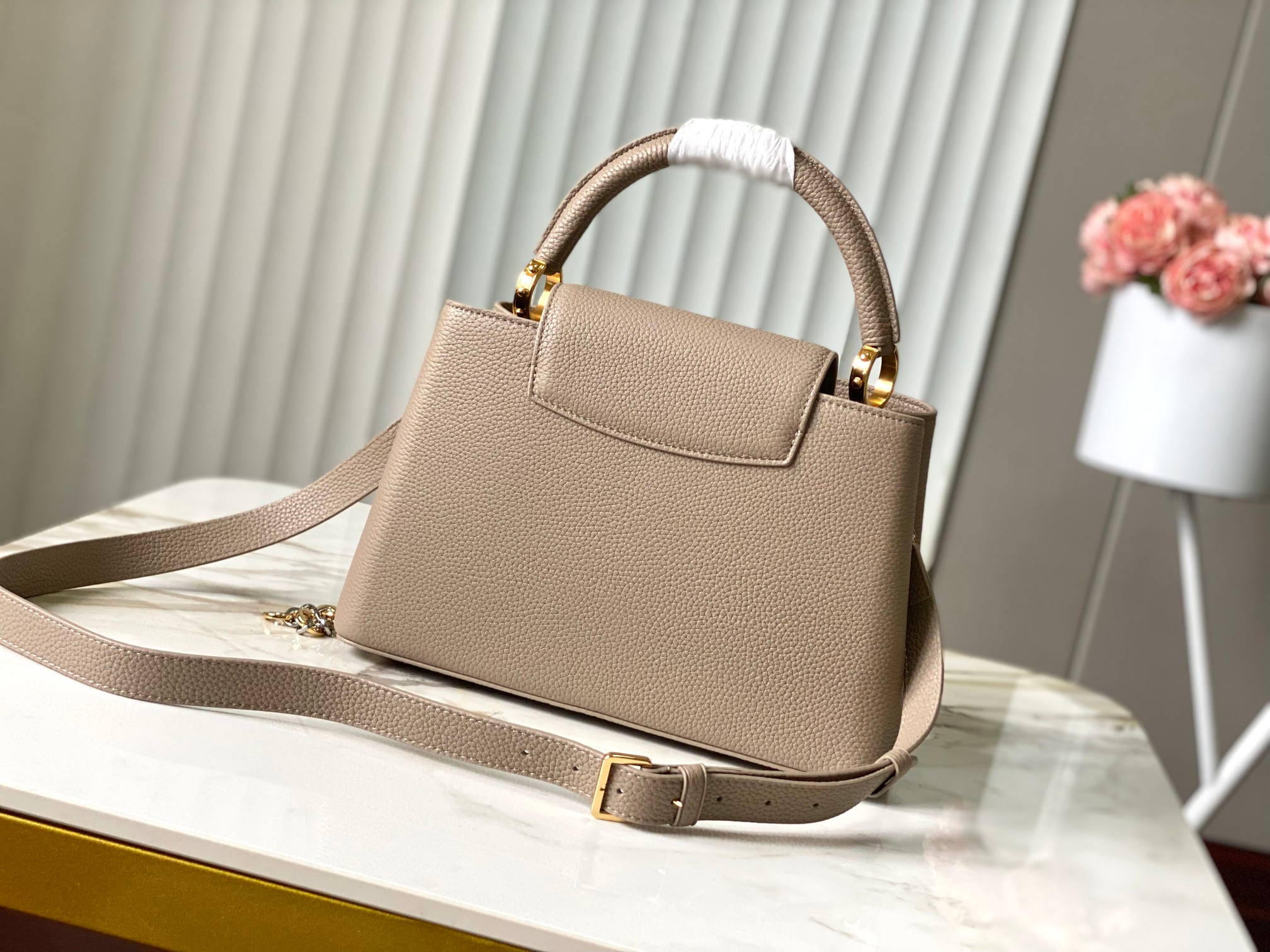 🔸特级精品🔸动态芯片🔸M12935/M48865淡咖圆花环扣款✨本款Capucines 手袋取材柔韧Ta